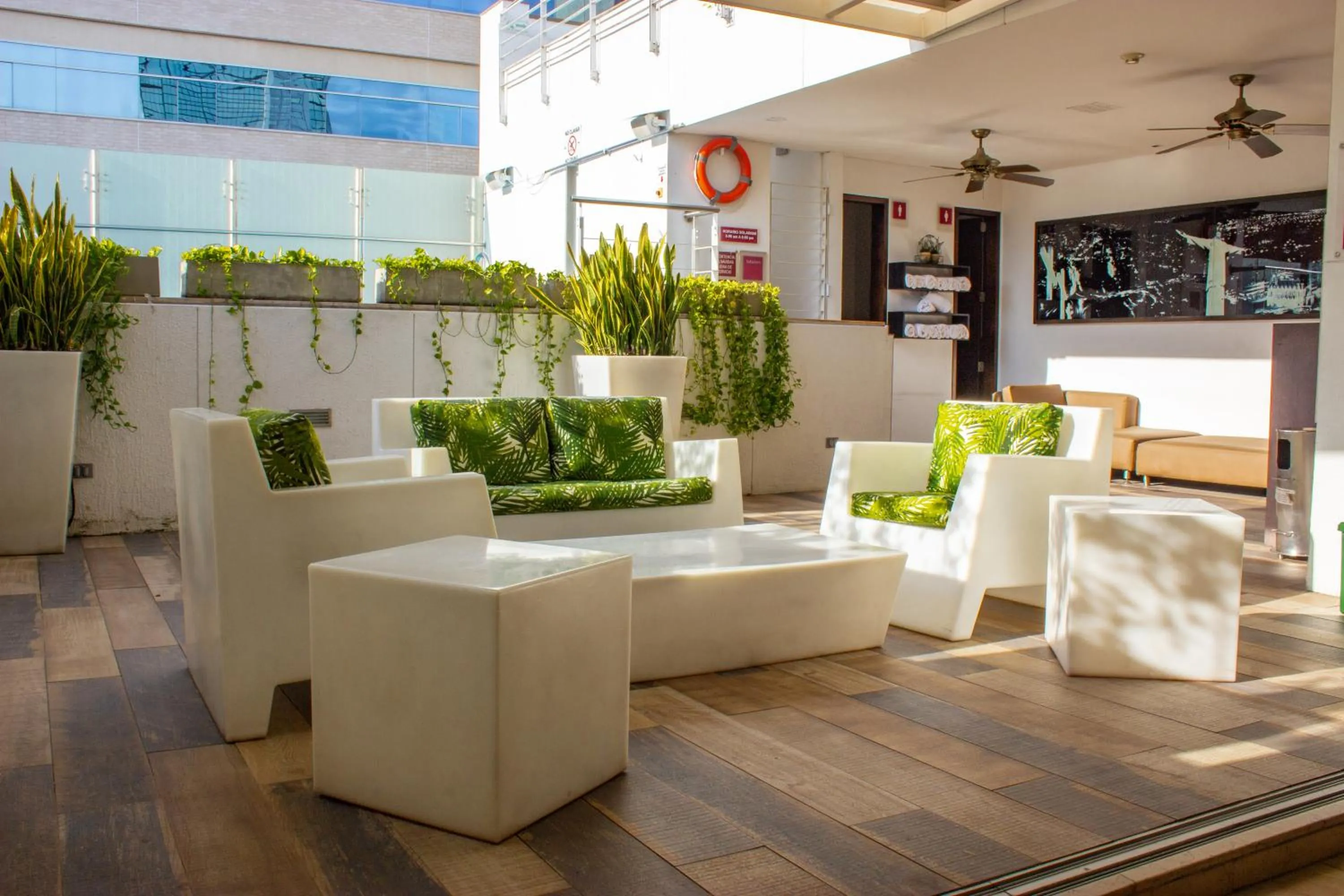 Swimming pool in Sonesta Hotel Cali