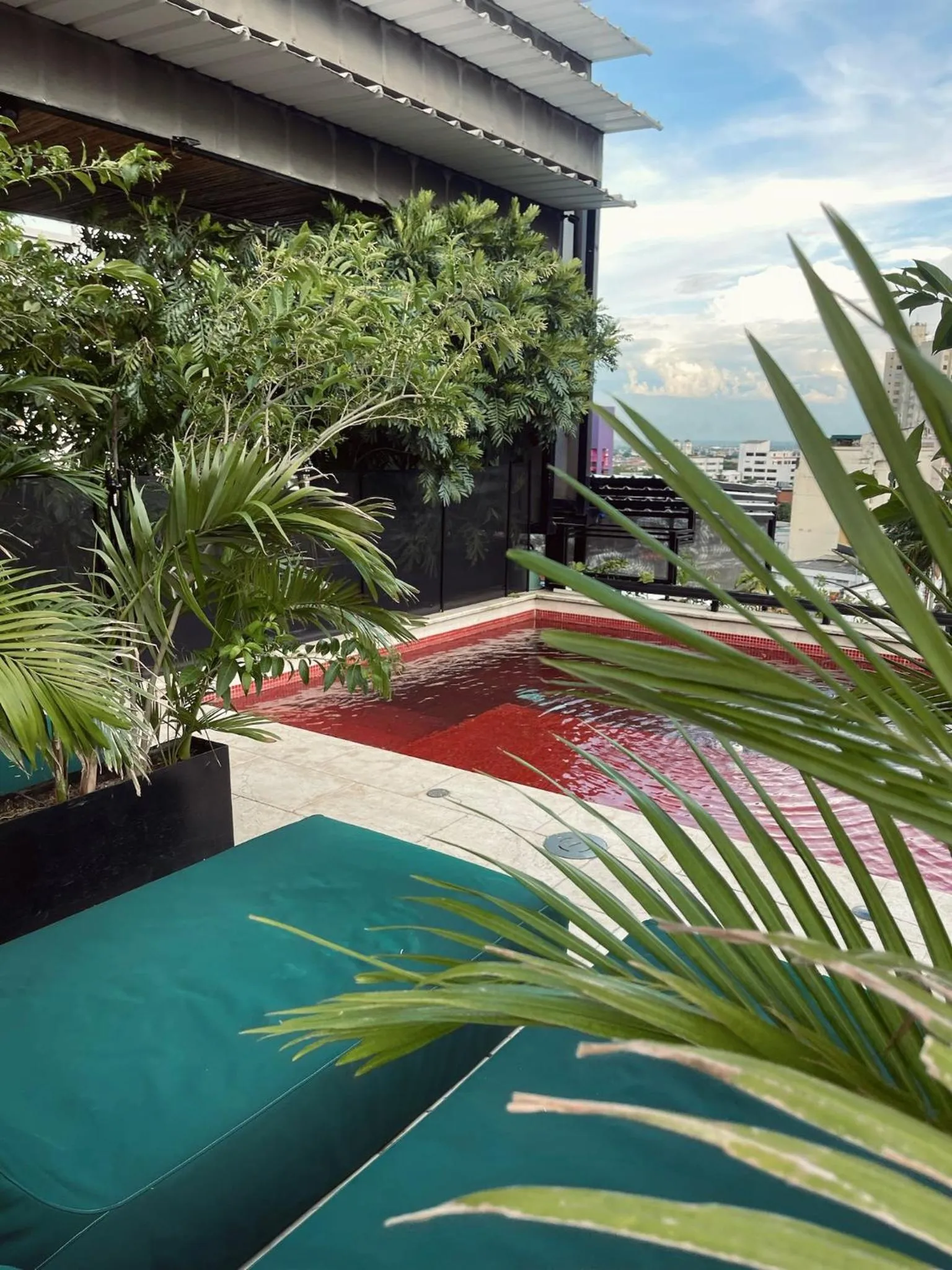 Swimming pool in Now Hotel Cali