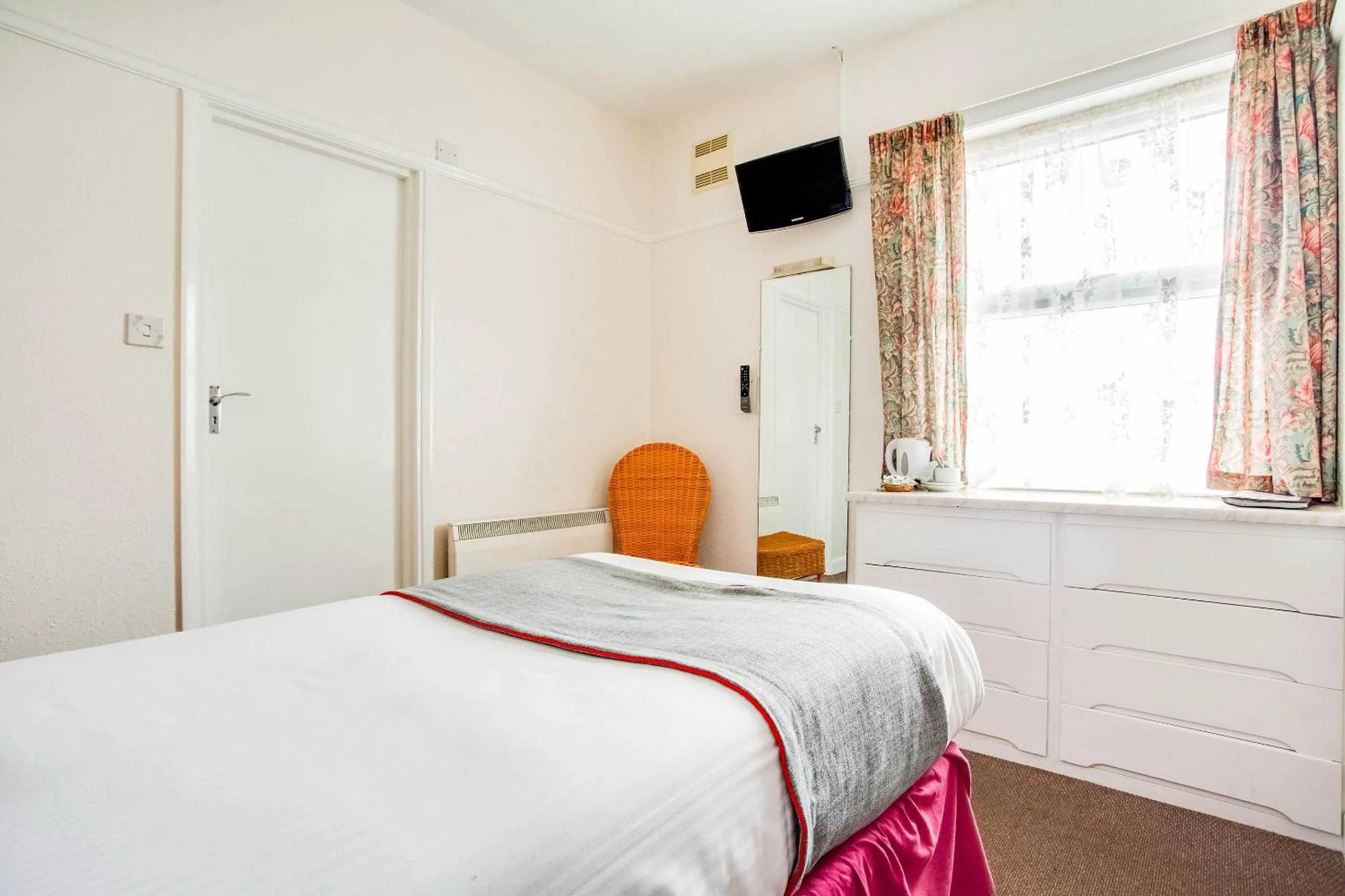 Bedroom in OYO Godolphin Arms Hotel