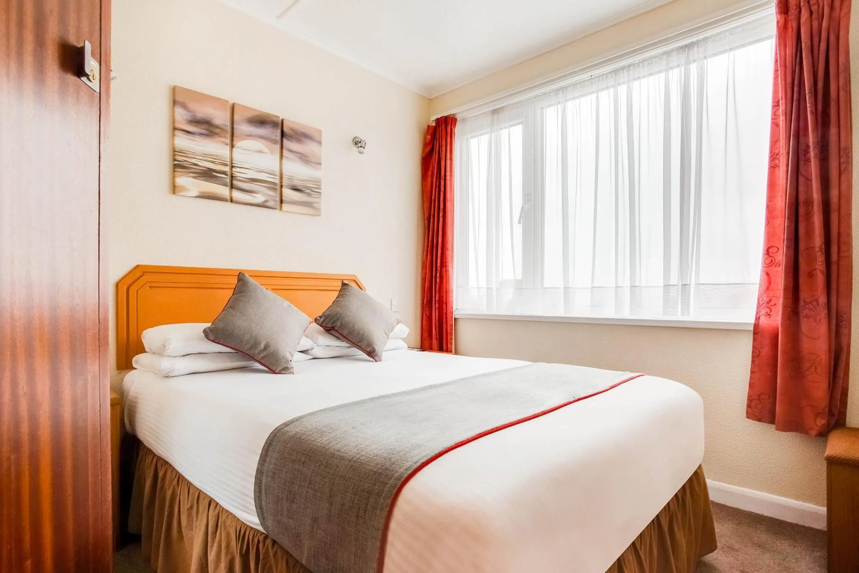 Bedroom in OYO Godolphin Arms Hotel