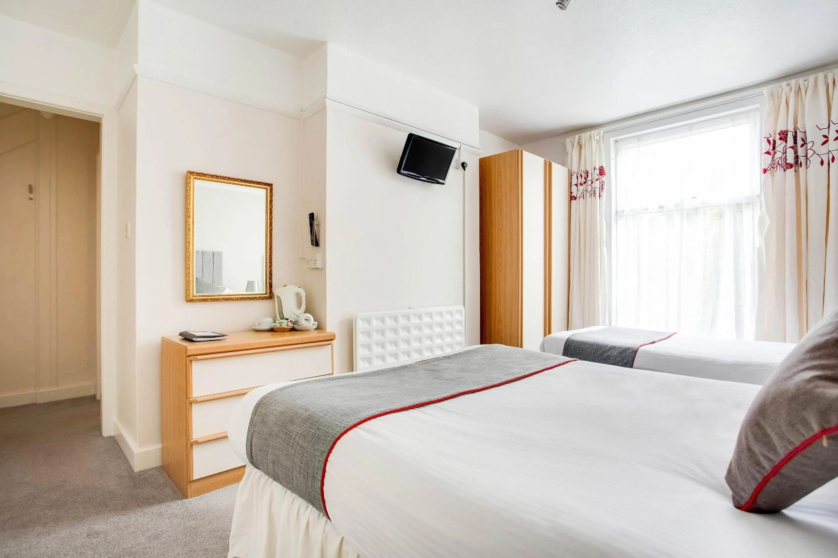 Bedroom in OYO Godolphin Arms Hotel