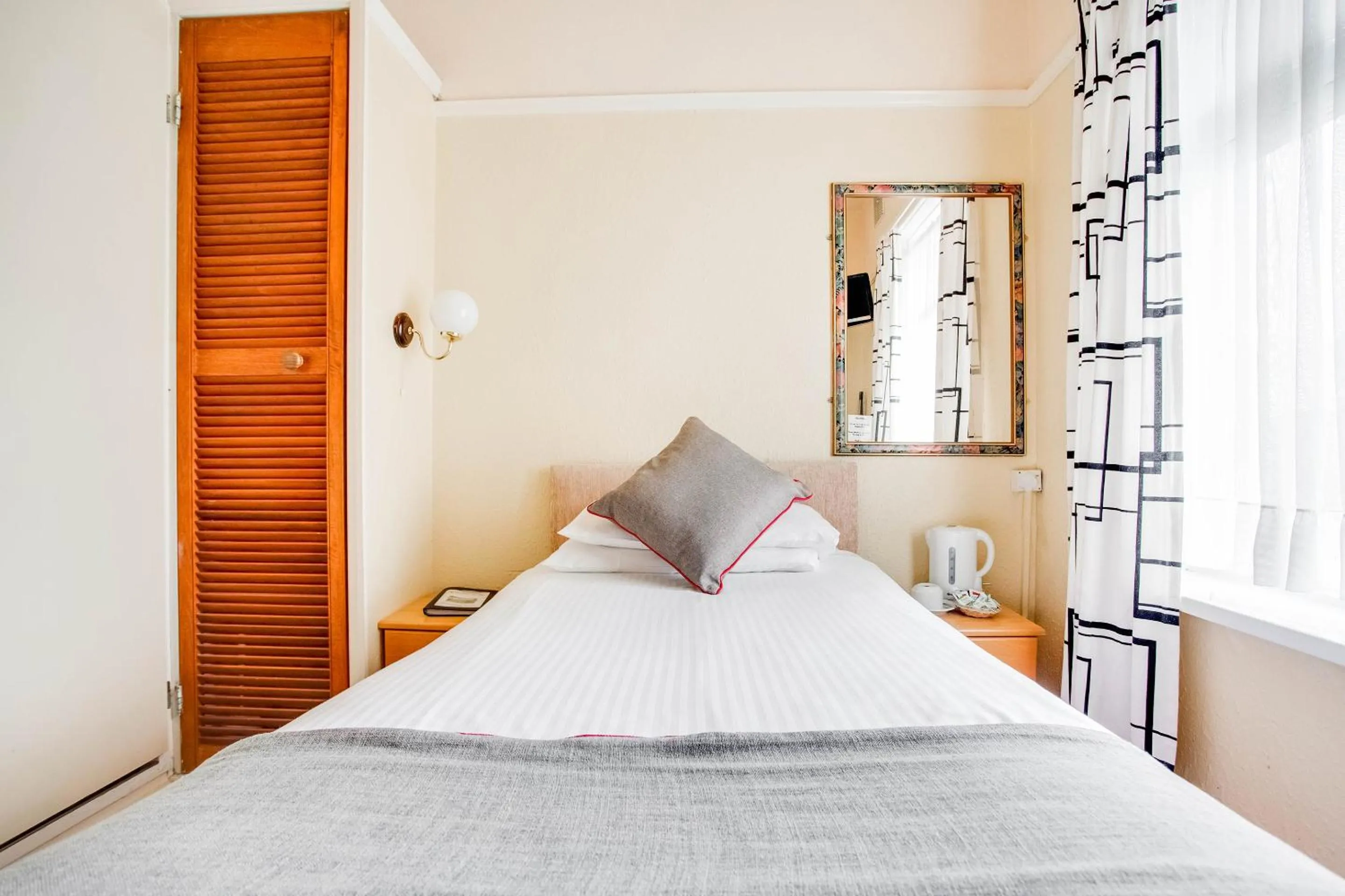 Bedroom in OYO Godolphin Arms Hotel