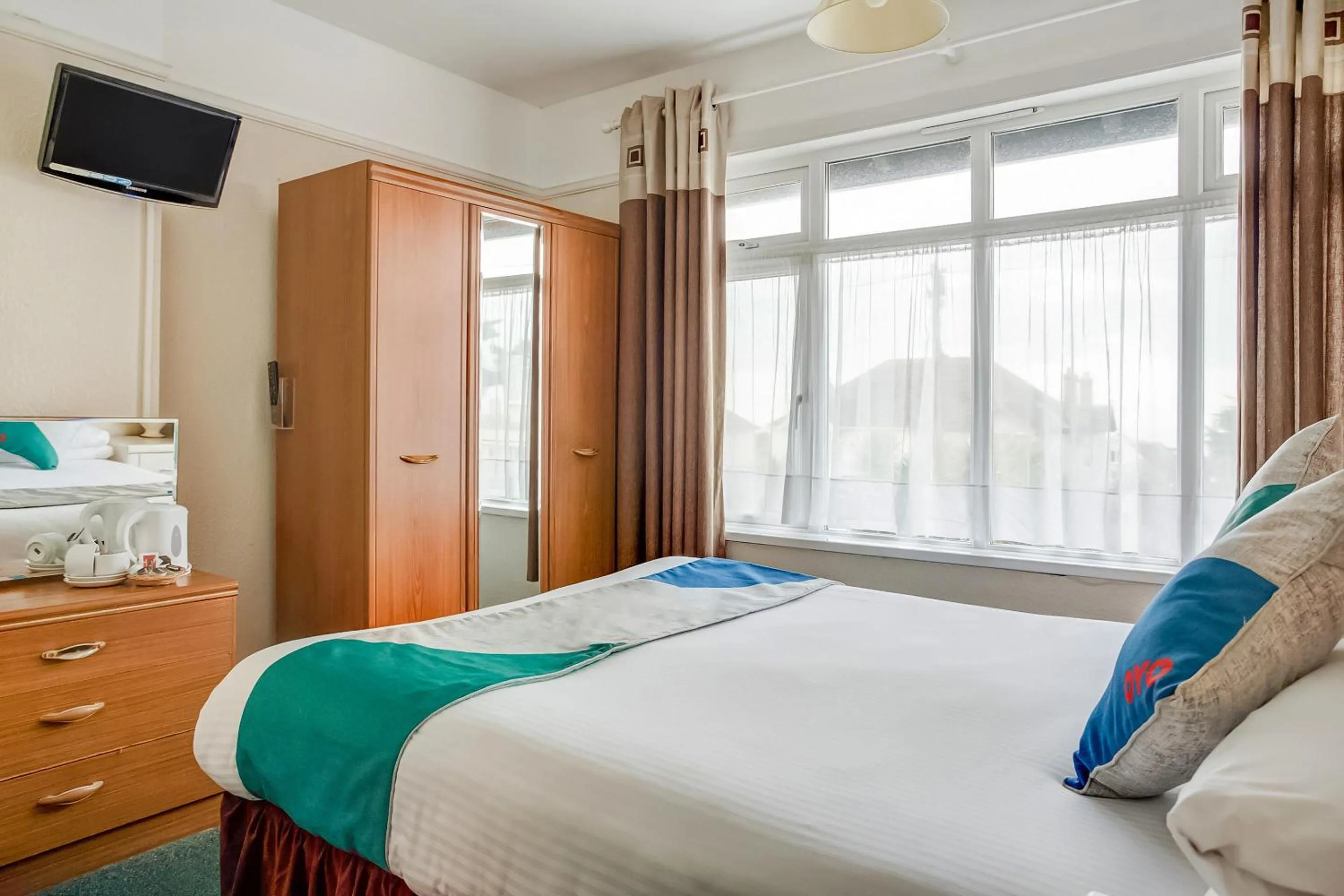 Bedroom in OYO Godolphin Arms Hotel