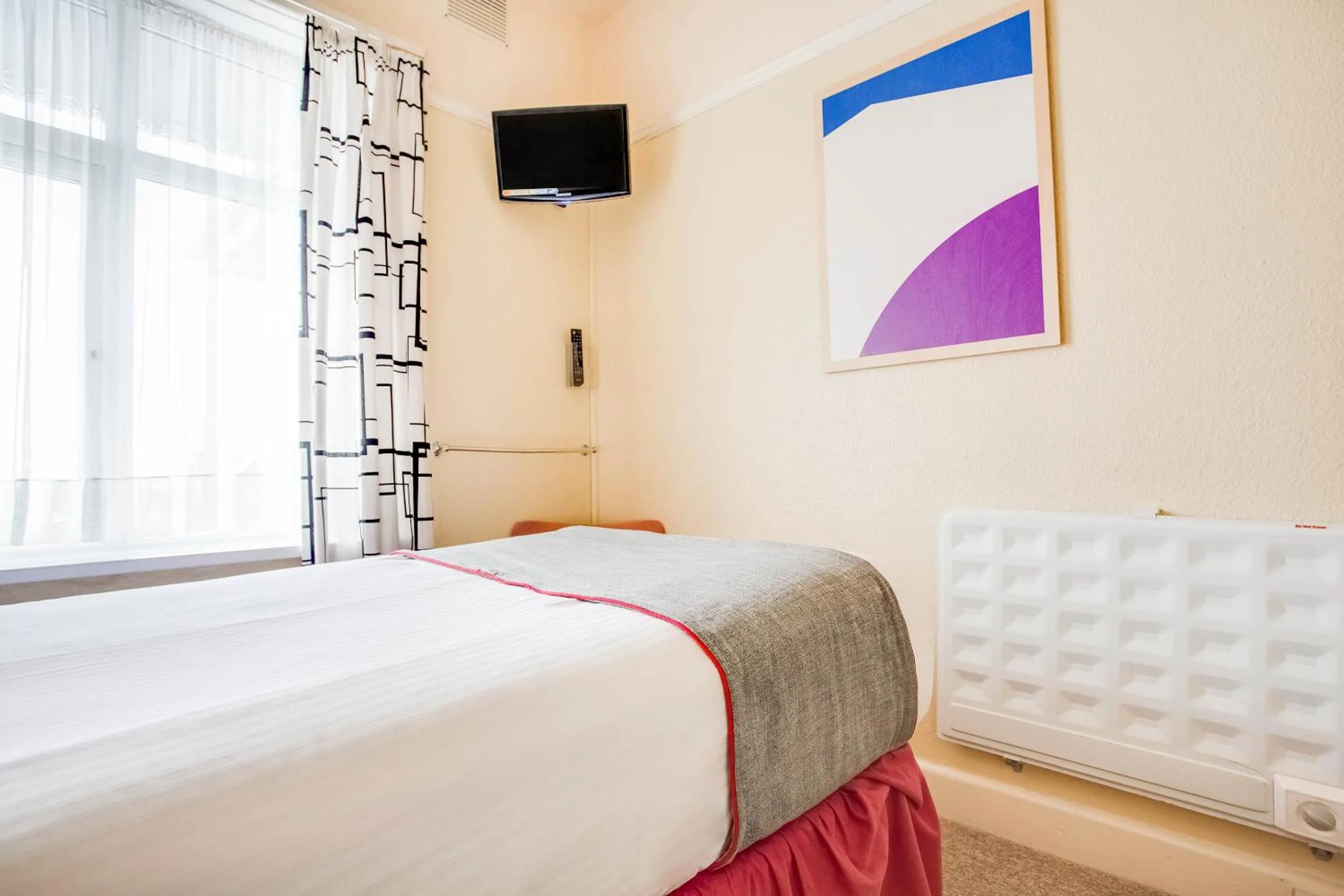 Bedroom in OYO Godolphin Arms Hotel