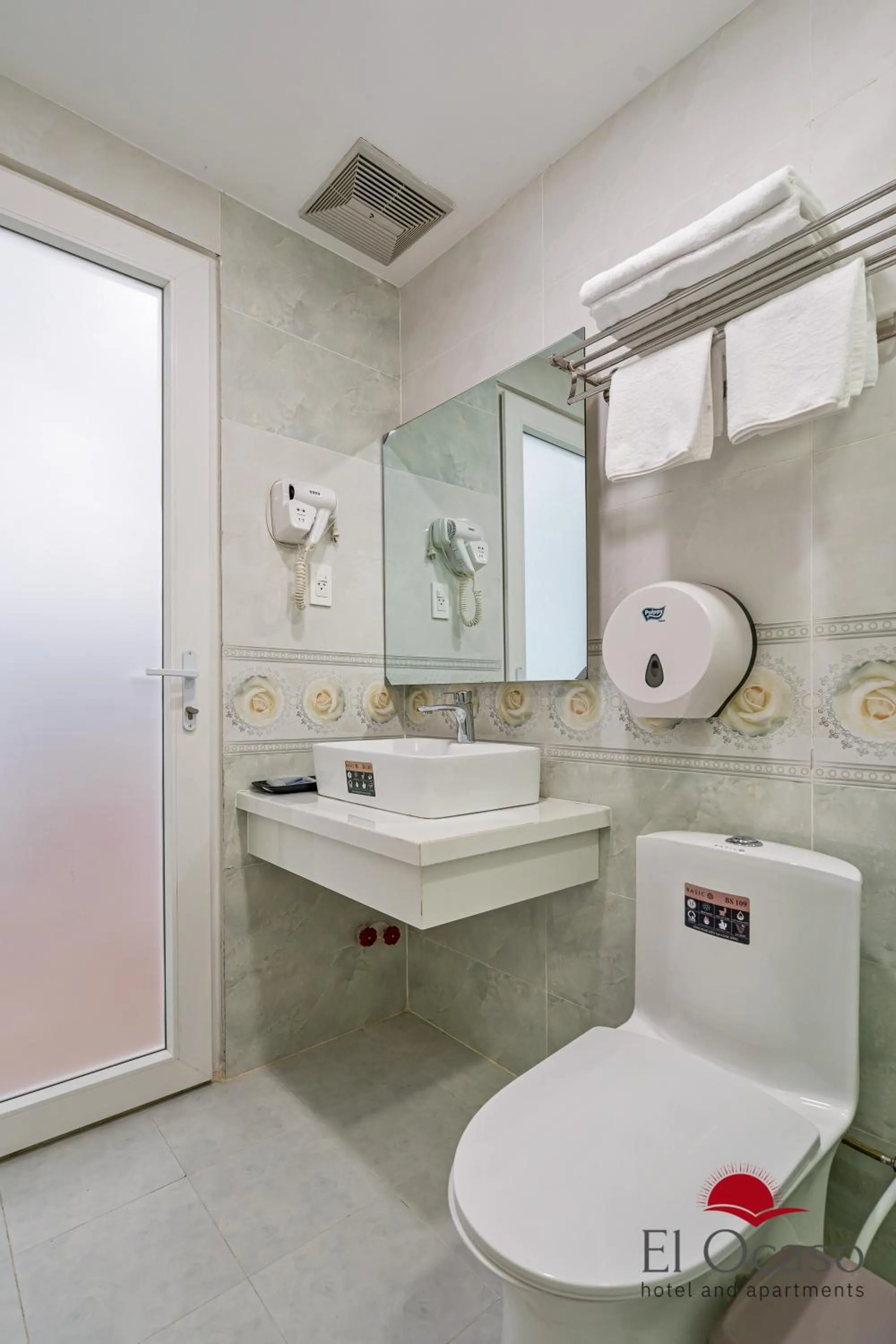 Toilet in El Ocaso Hotel and Apartments