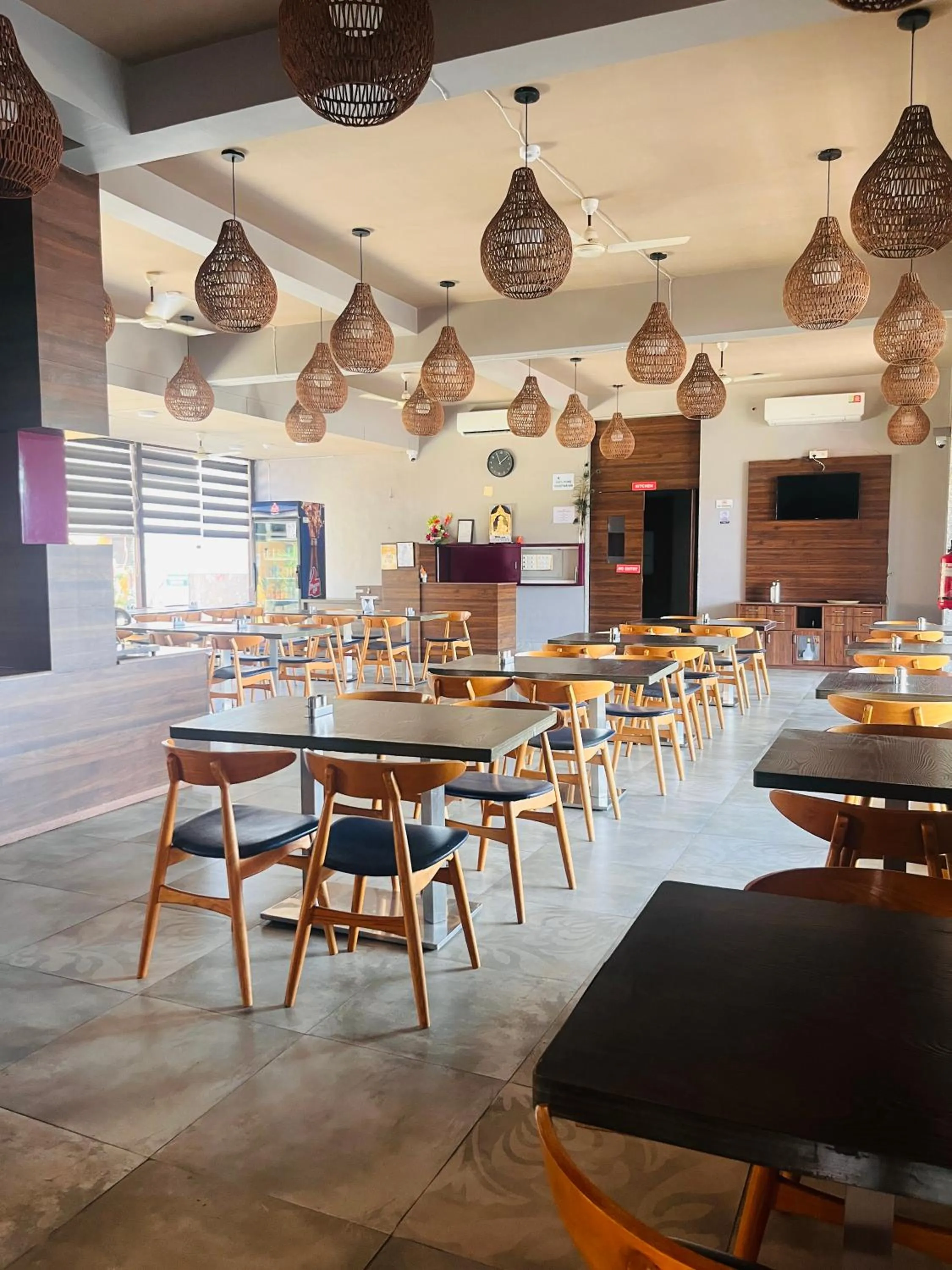 Restaurant/places to eat in Lion Park Hotel & Resorts