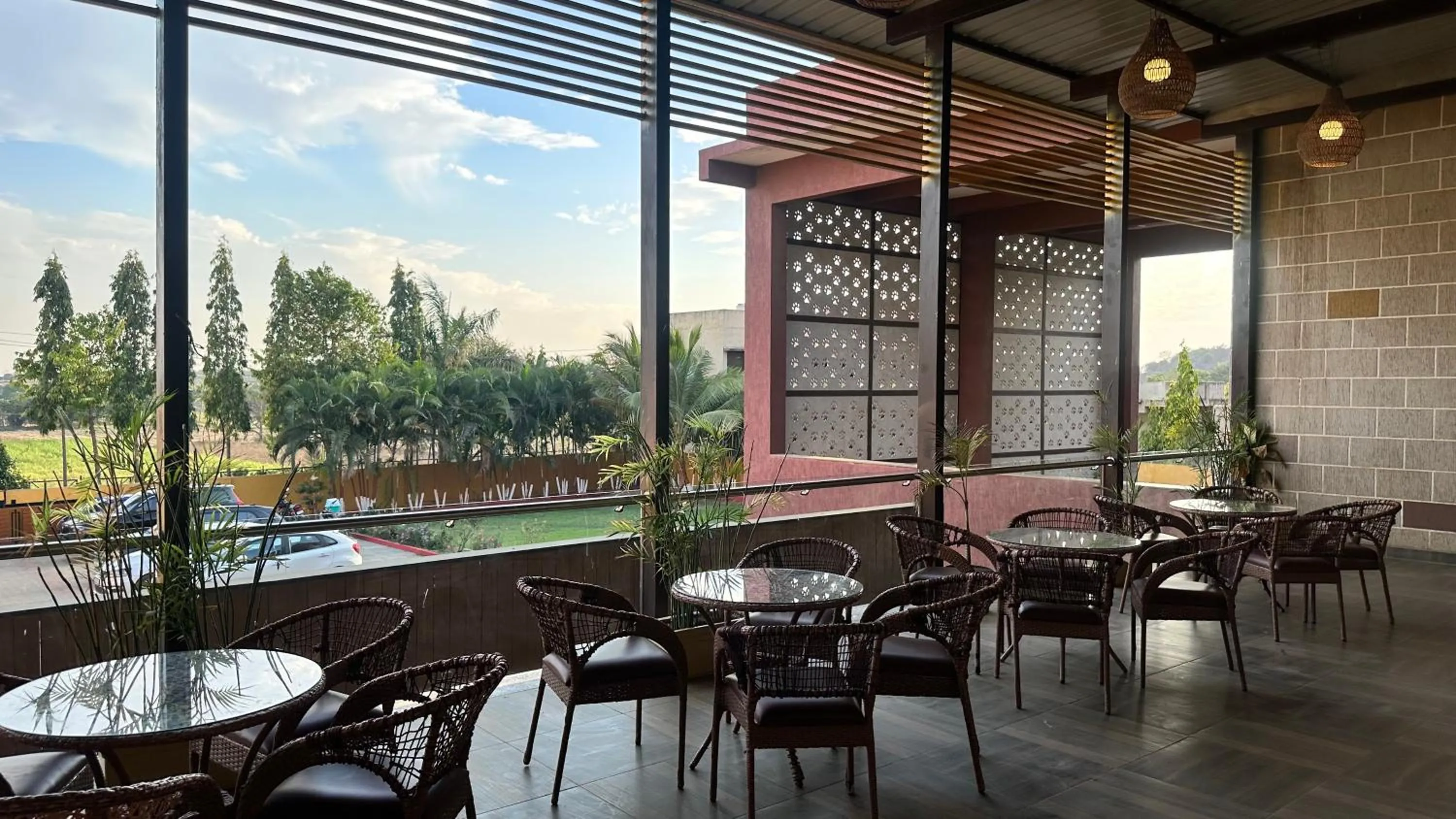 Restaurant/places to eat in Lion Park Hotel & Resorts