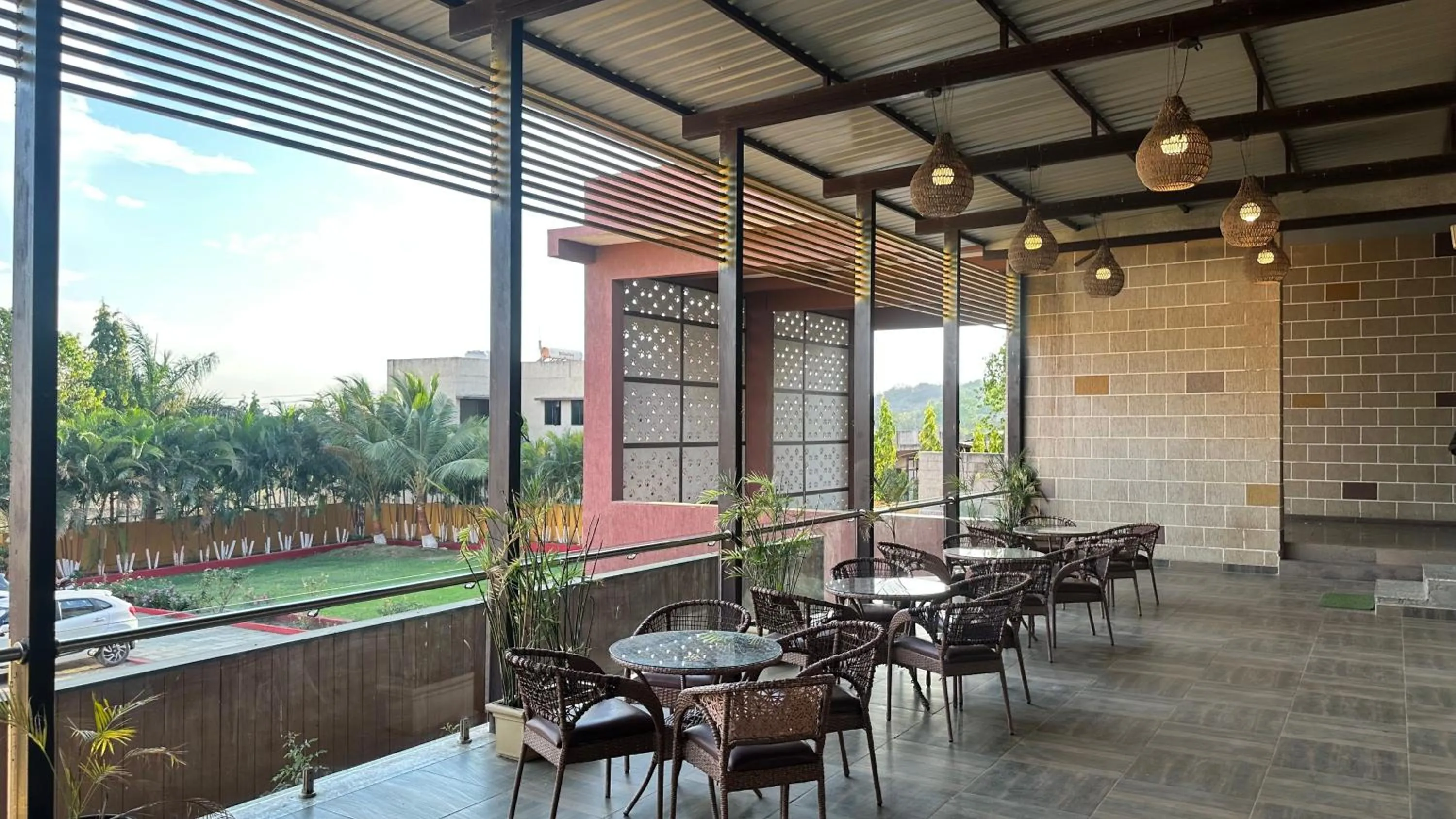 Restaurant/places to eat in Lion Park Hotel & Resorts