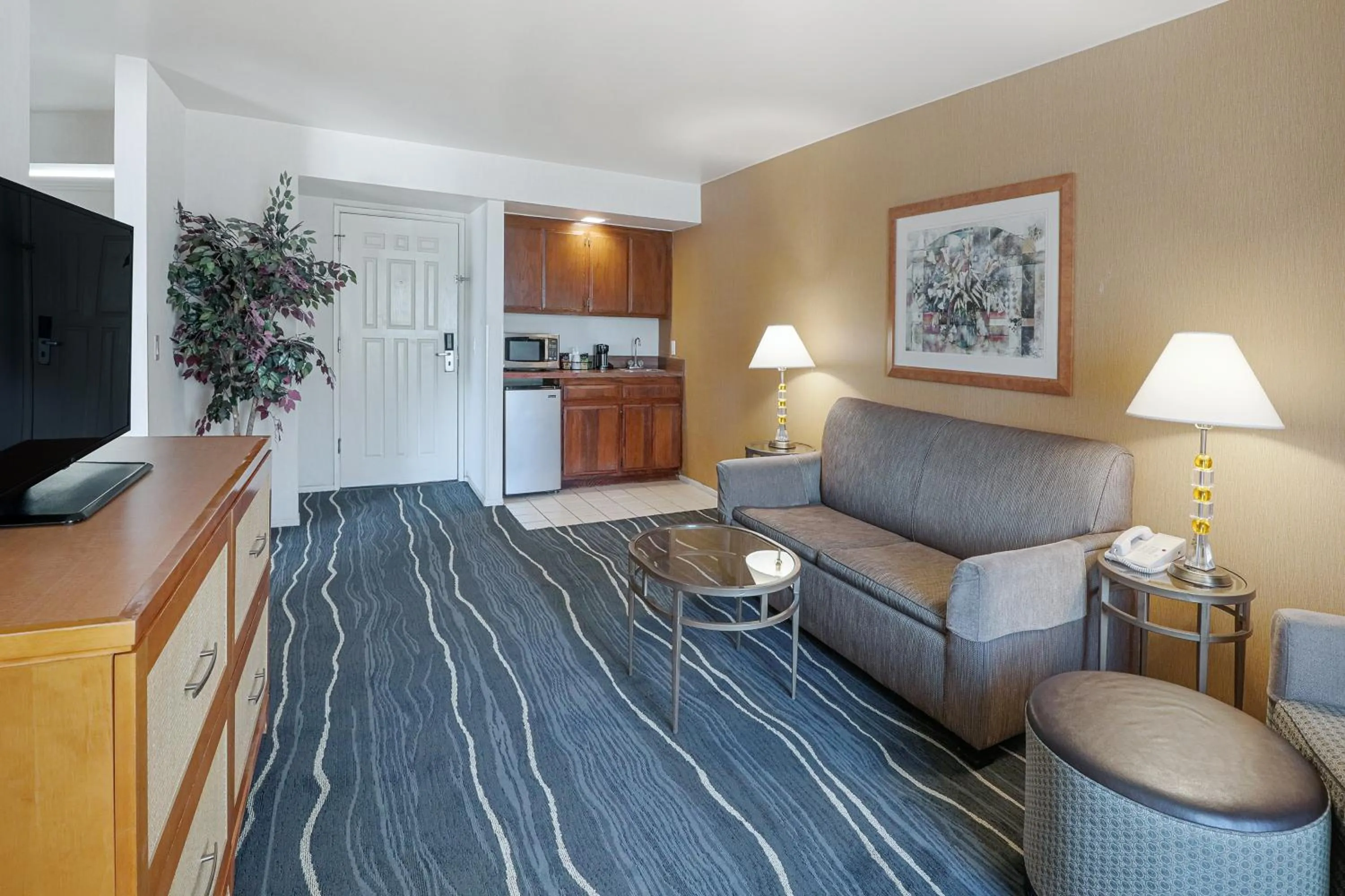 Living room in Ramada by Wyndham Costa Mesa/Newport Beach