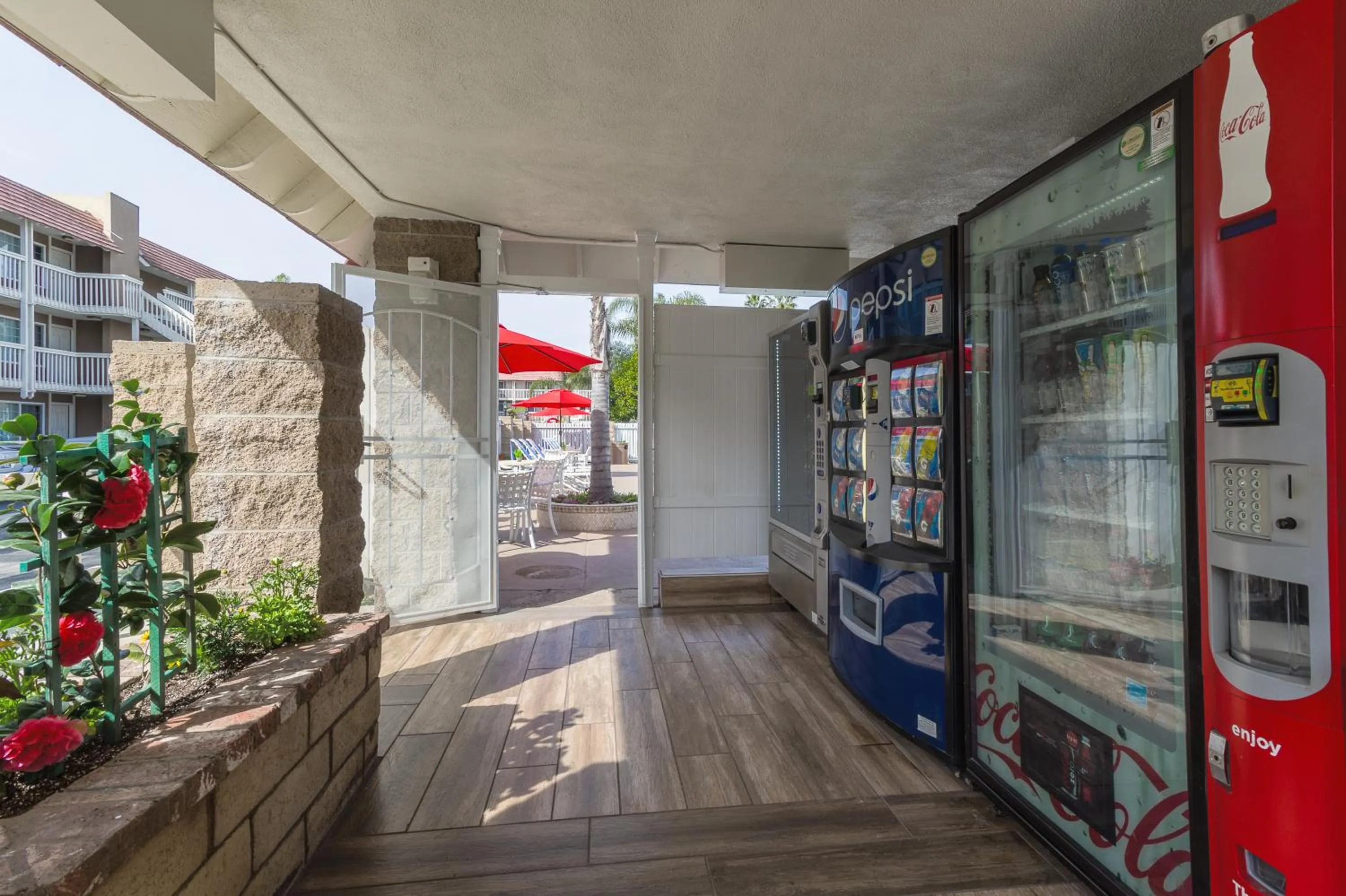 Food and drinks in Ramada by Wyndham Costa Mesa/Newport Beach