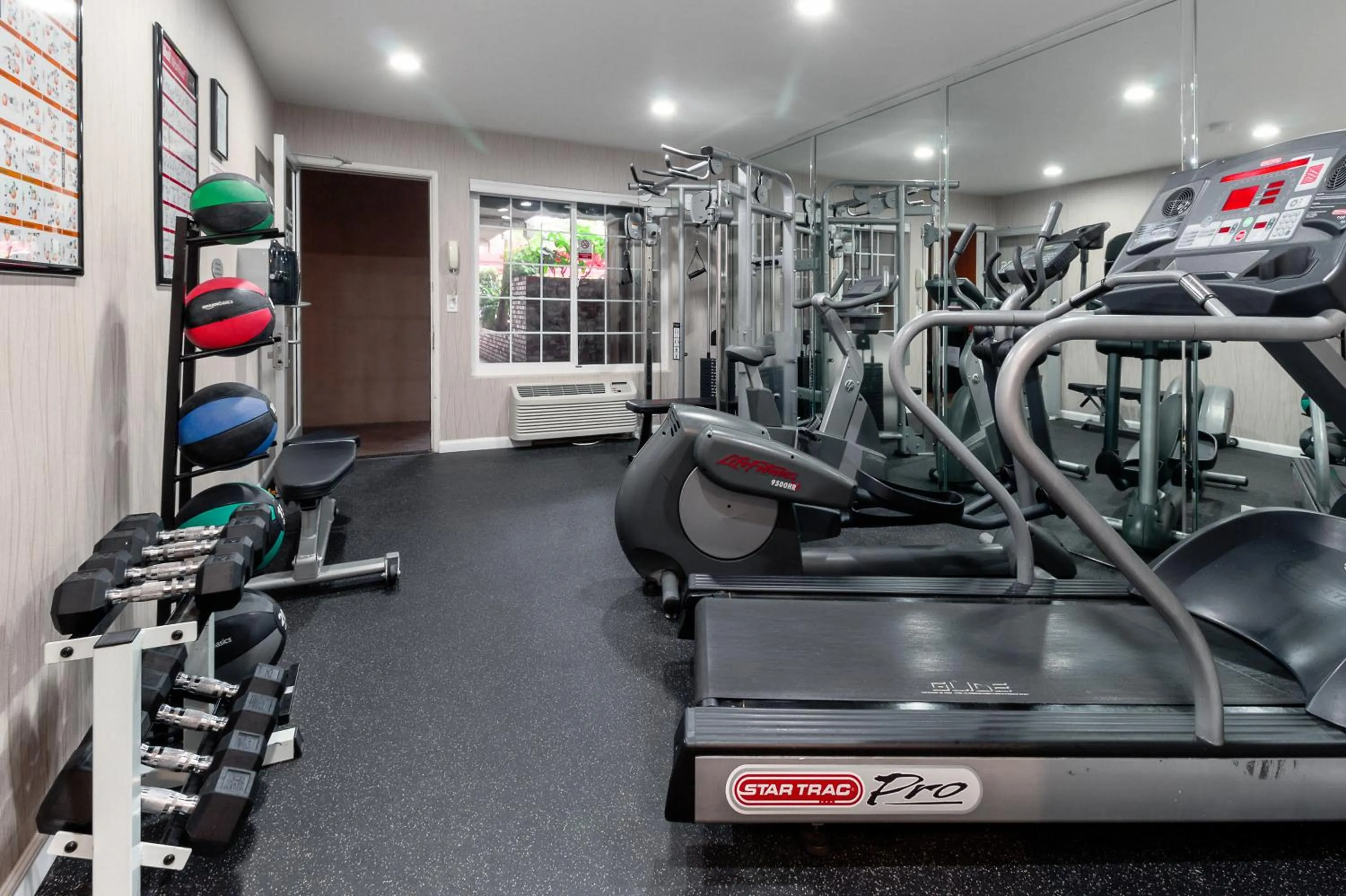 Fitness centre/facilities in Ramada by Wyndham Costa Mesa/Newport Beach