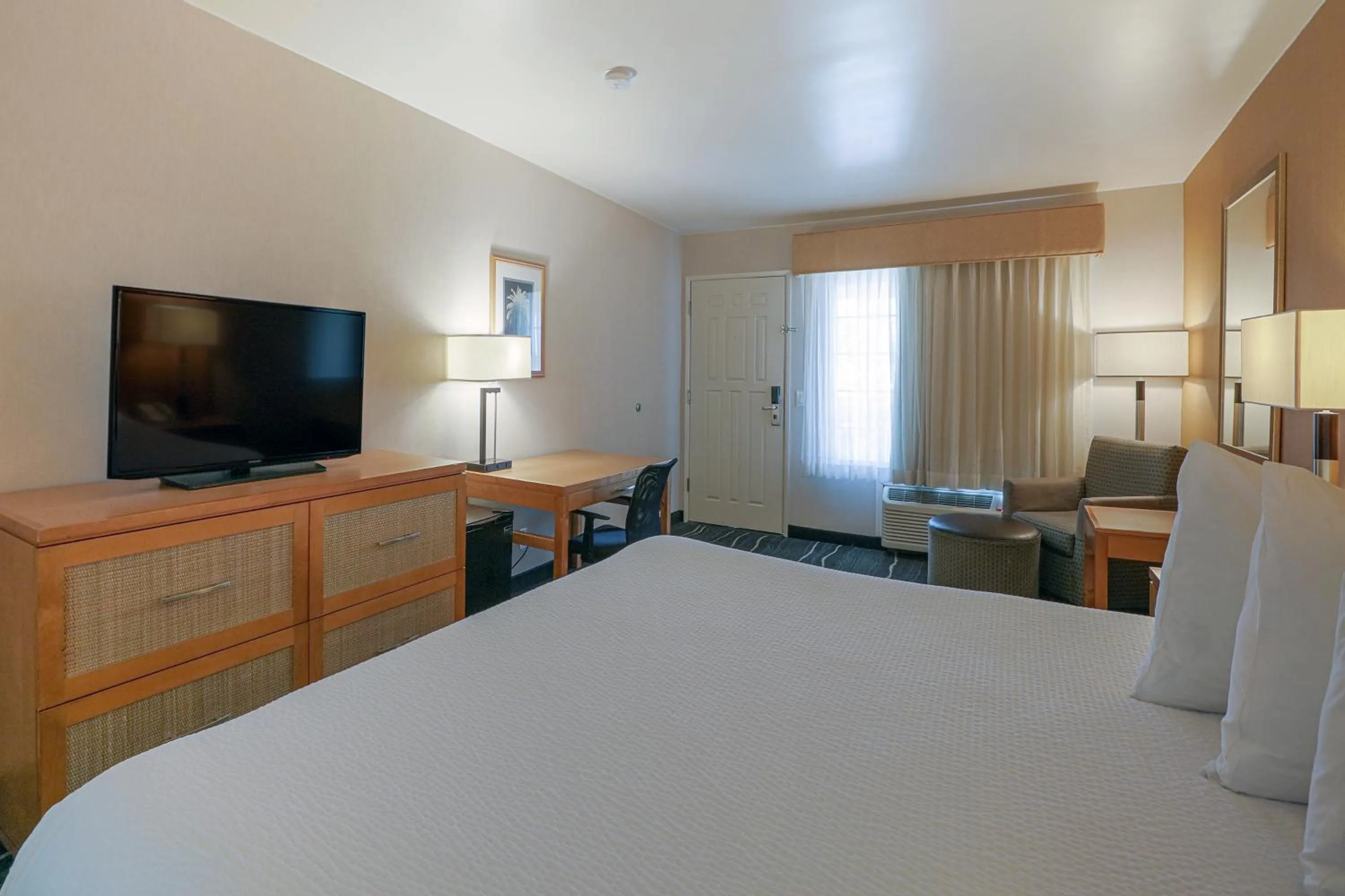 Bedroom, Bed in Ramada by Wyndham Costa Mesa/Newport Beach