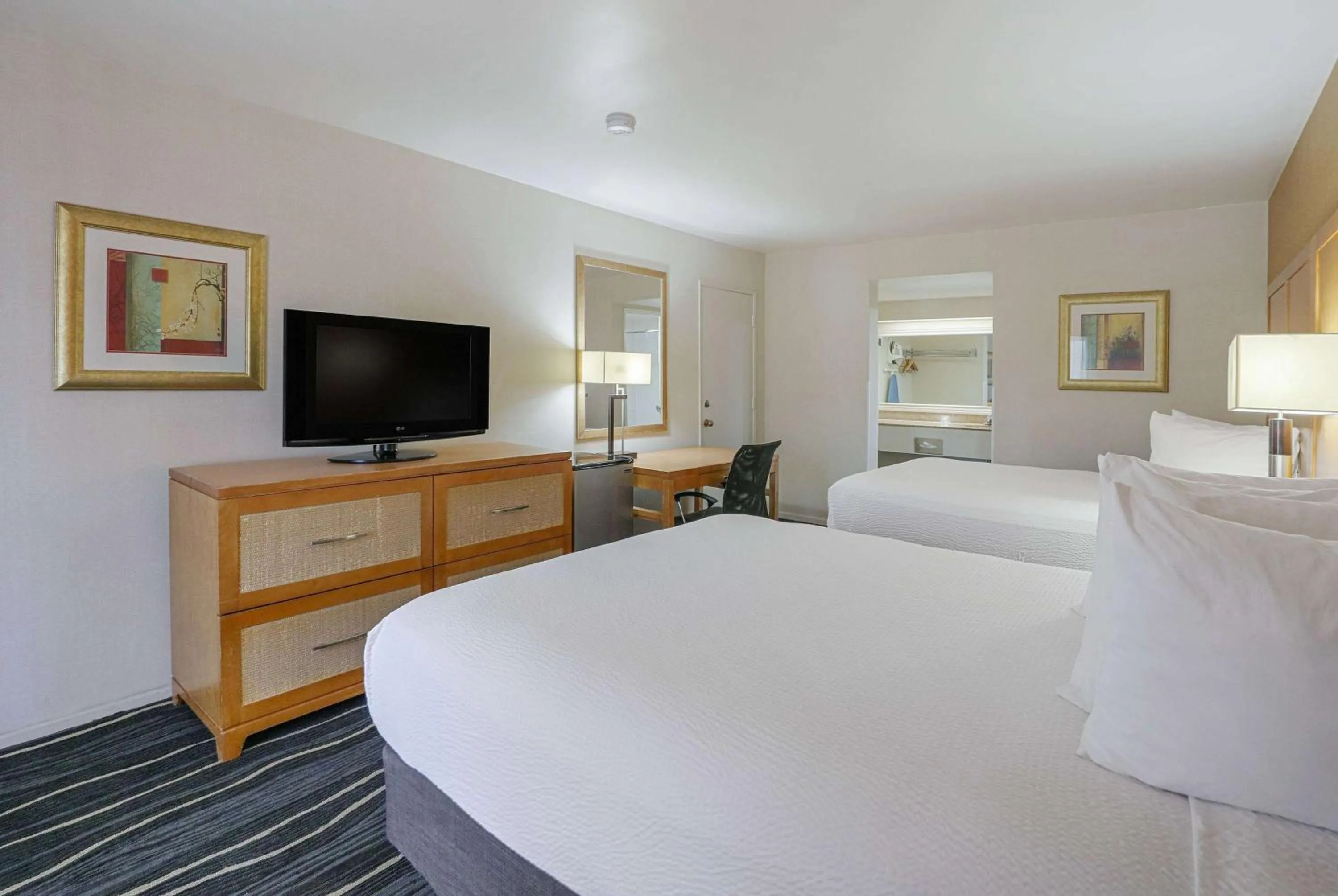 Photo of the whole room, Bed in Ramada by Wyndham Costa Mesa/Newport Beach