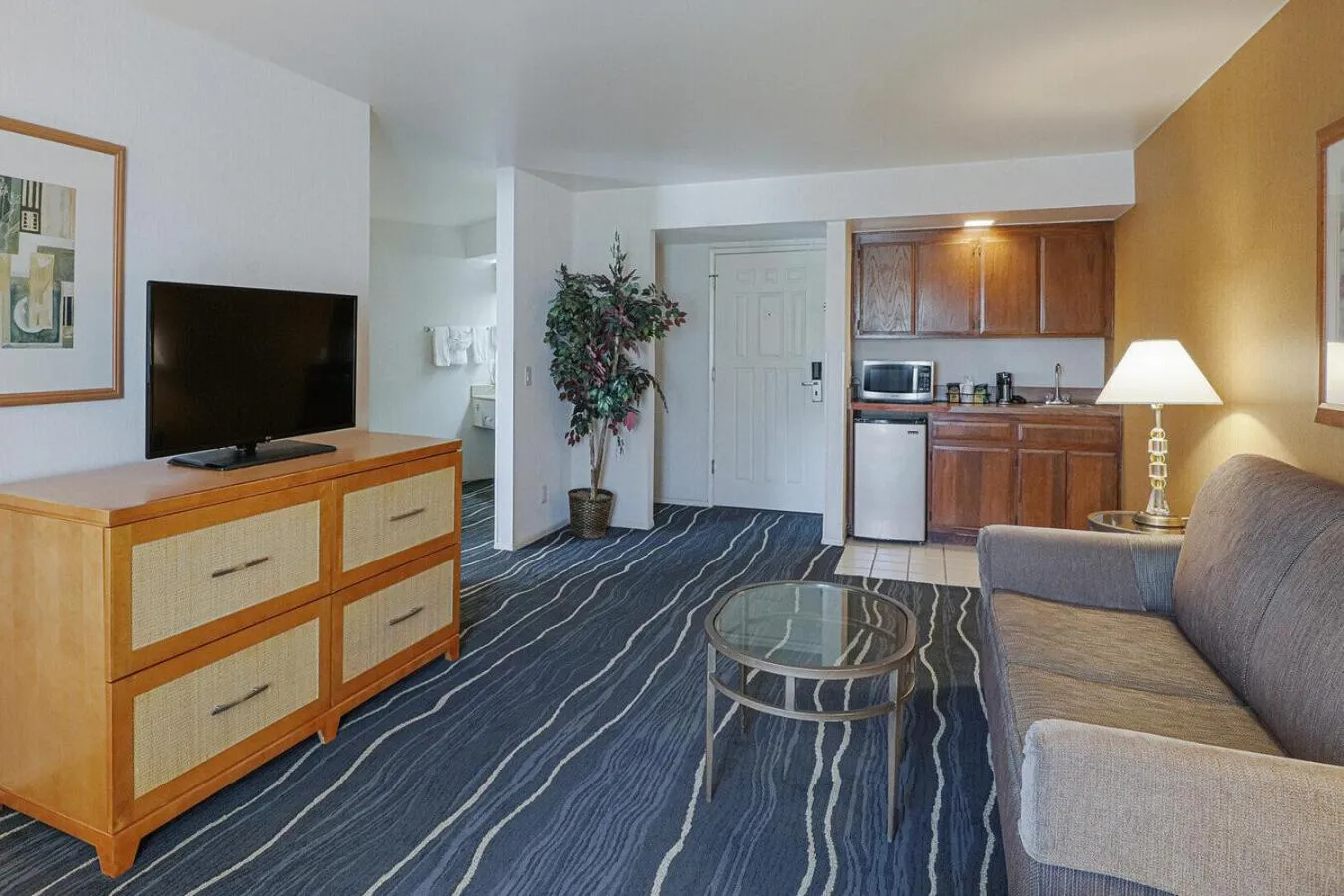 Communal lounge/ TV room in Ramada by Wyndham Costa Mesa/Newport Beach