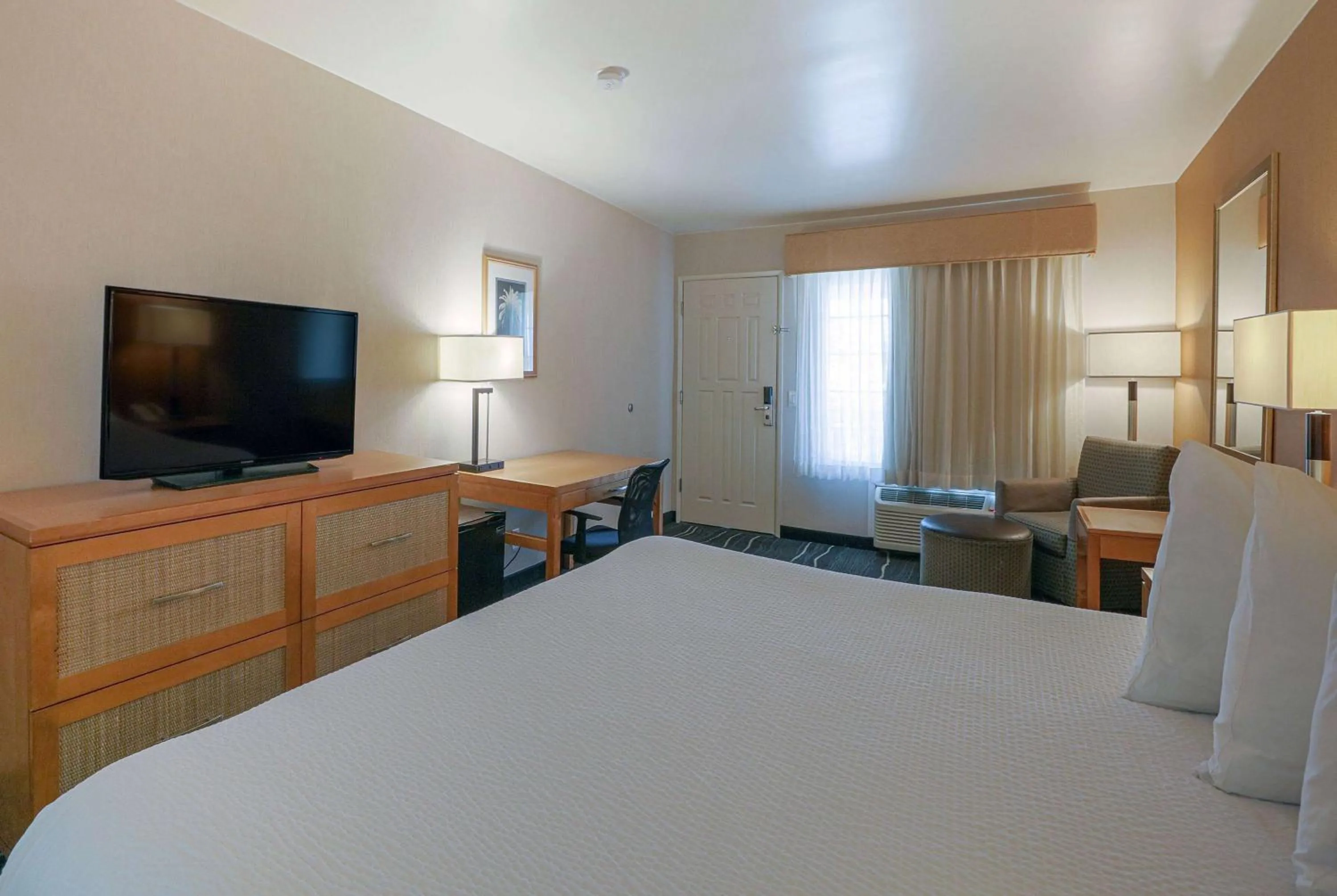Photo of the whole room, Bed in Ramada by Wyndham Costa Mesa/Newport Beach