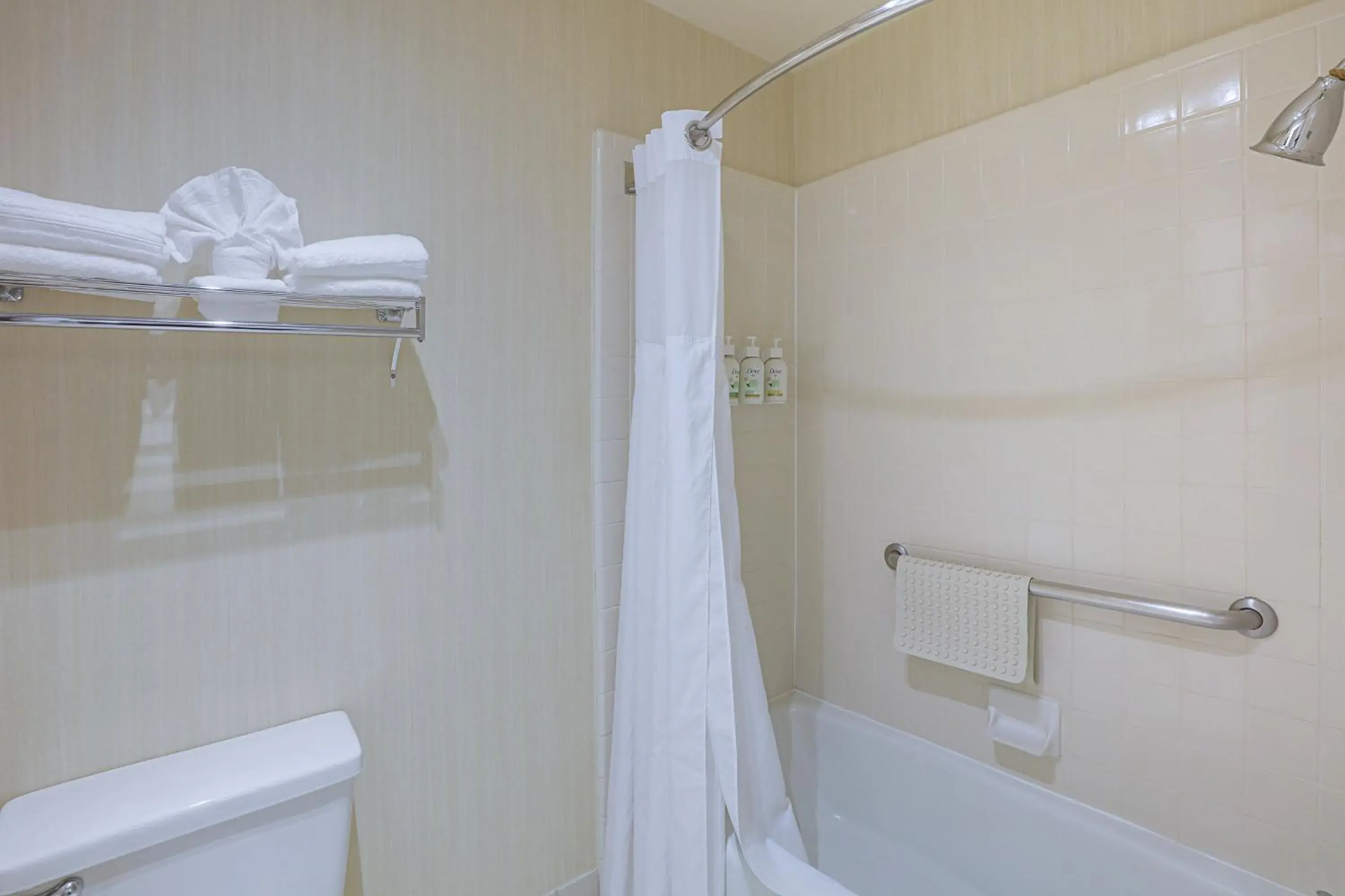 Deluxe King Suite in Ramada by Wyndham Costa Mesa/Newport Beach Deluxe King Suite in Ramada by Wyndham Costa Mesa/Newport Beach