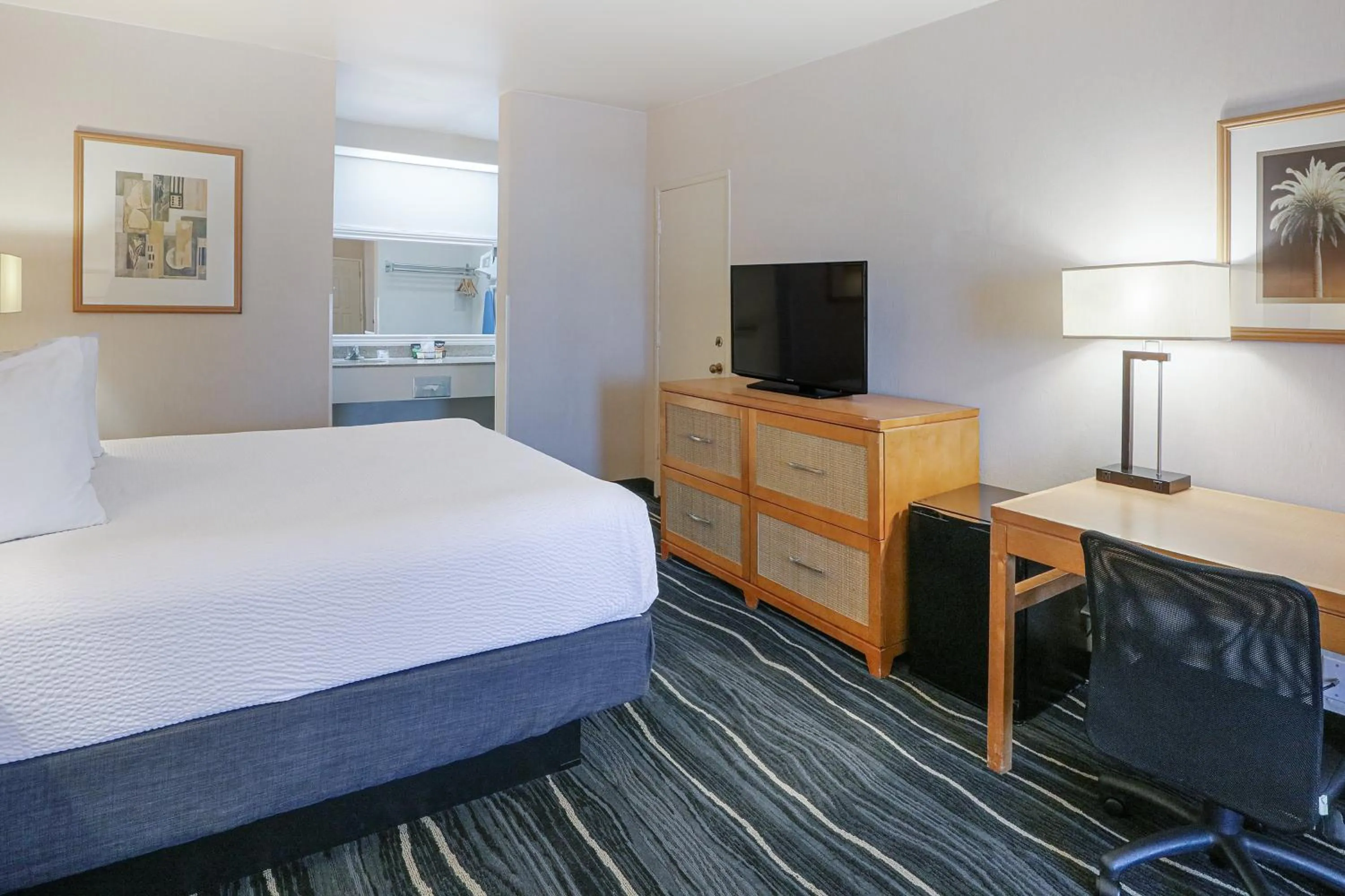 Bedroom, Bed in Ramada by Wyndham Costa Mesa/Newport Beach