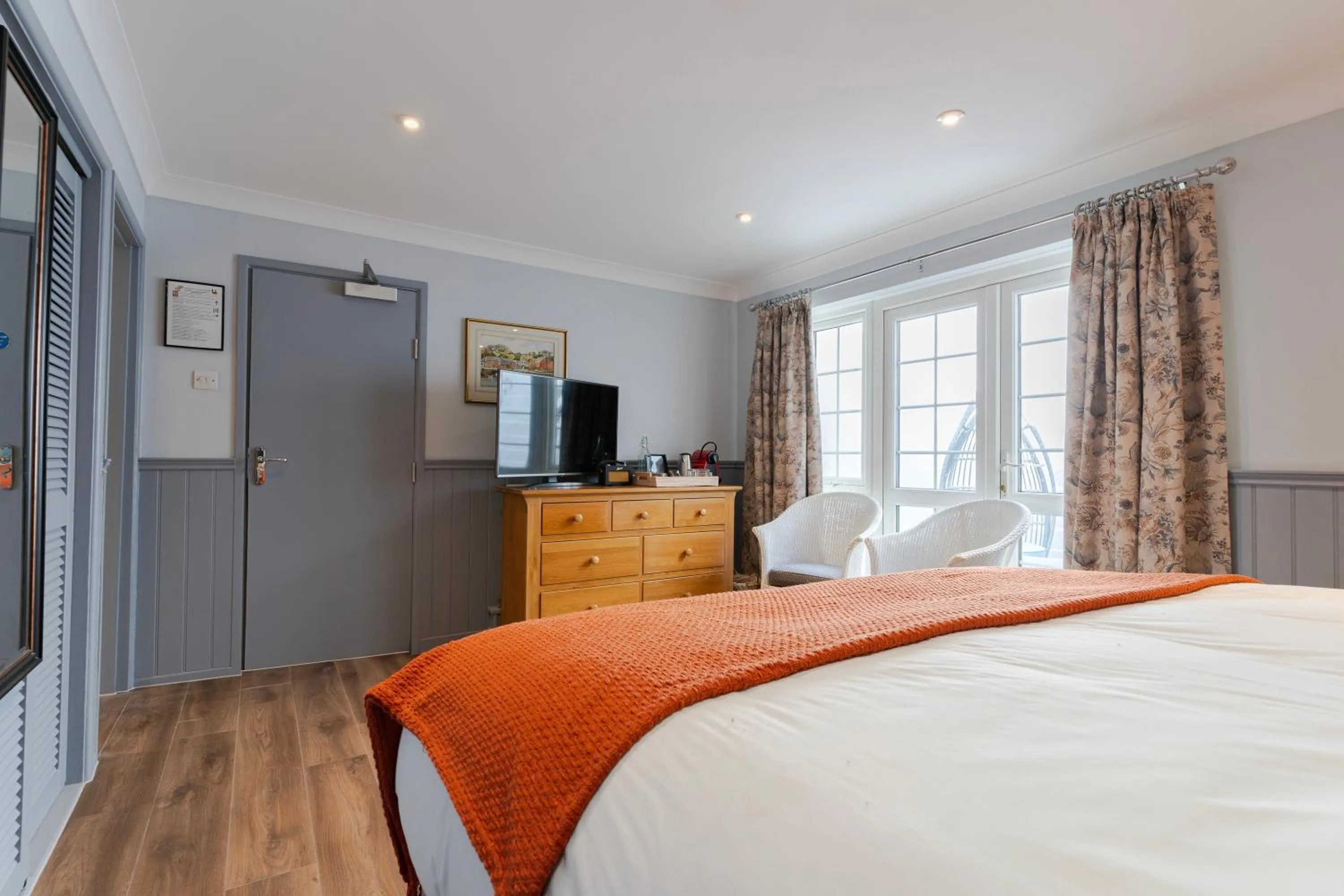 Photo of the whole room, Bed in Port Gaverne Hotel