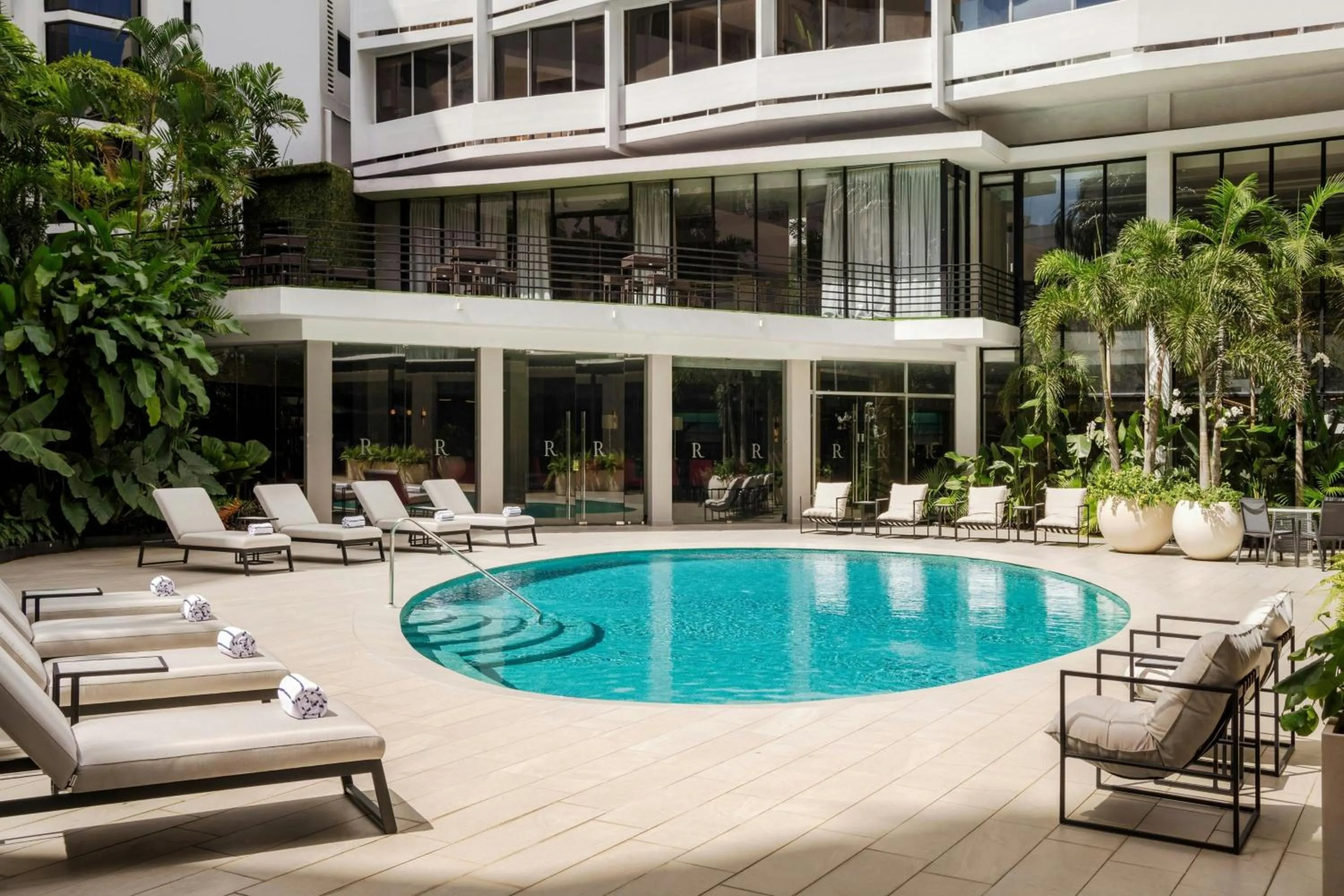 Swimming pool in Renaissance Panama City Hotel