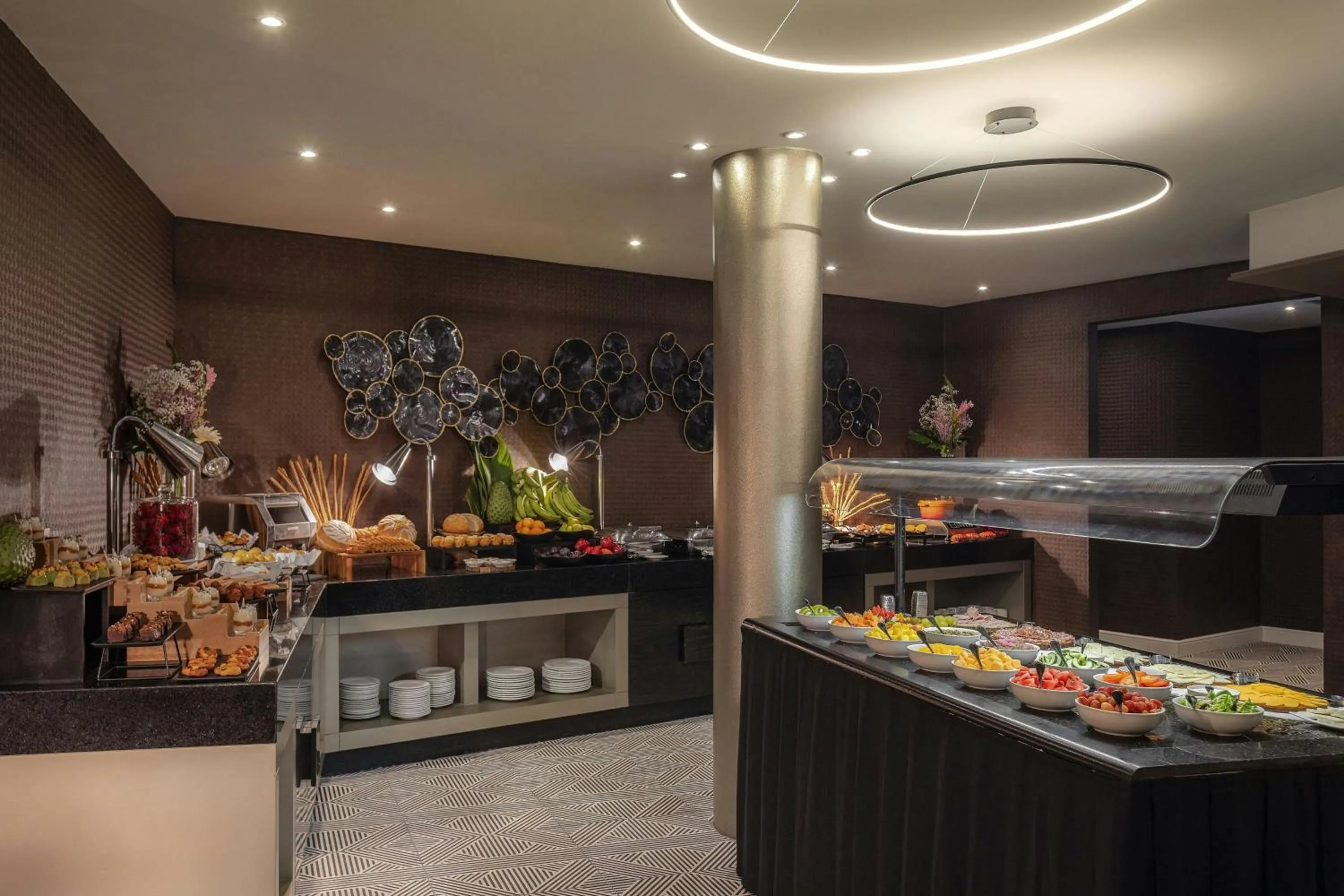 Restaurant/places to eat in Renaissance Panama City Hotel