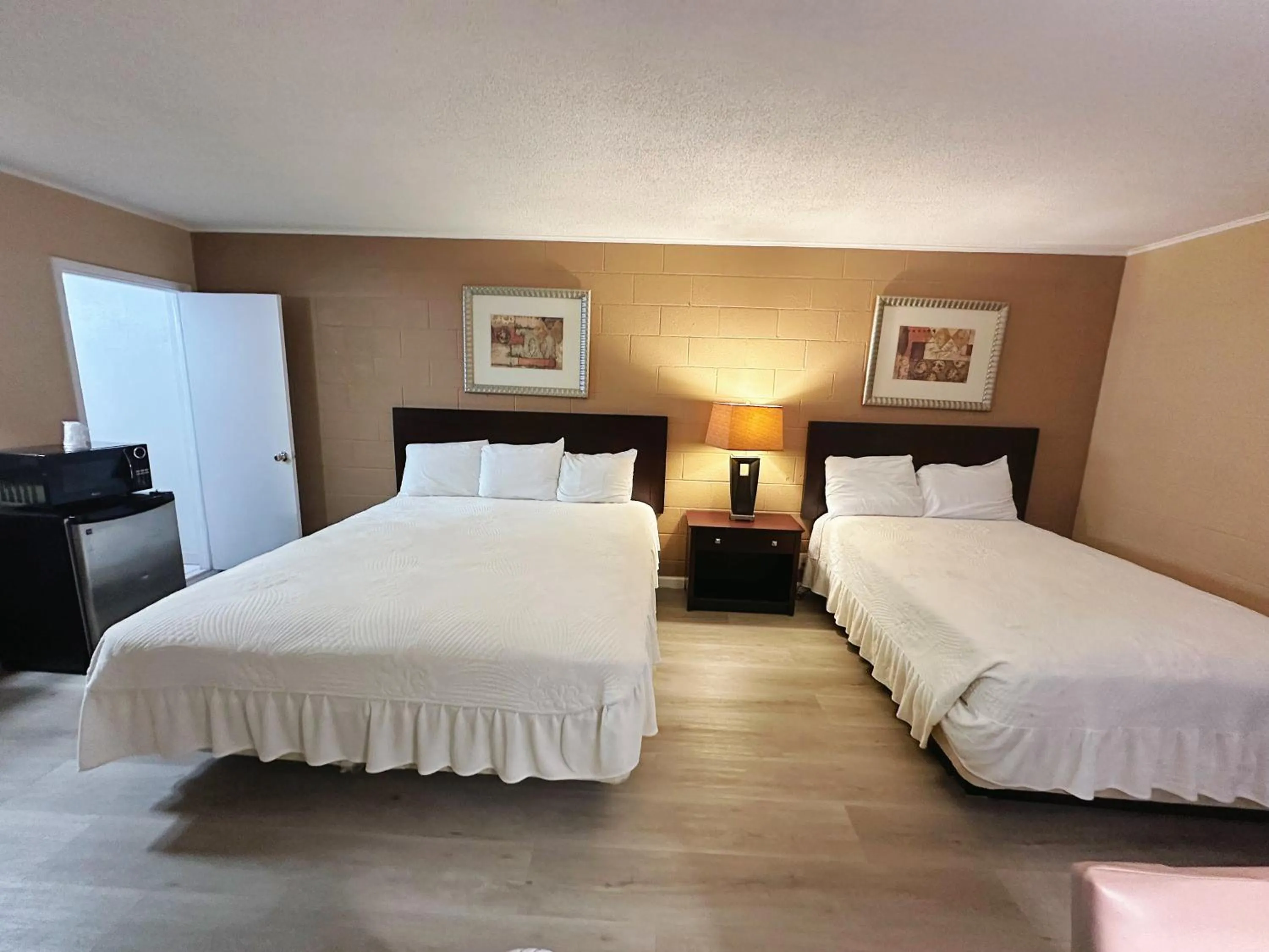 Bed in Royal Inn and Suites