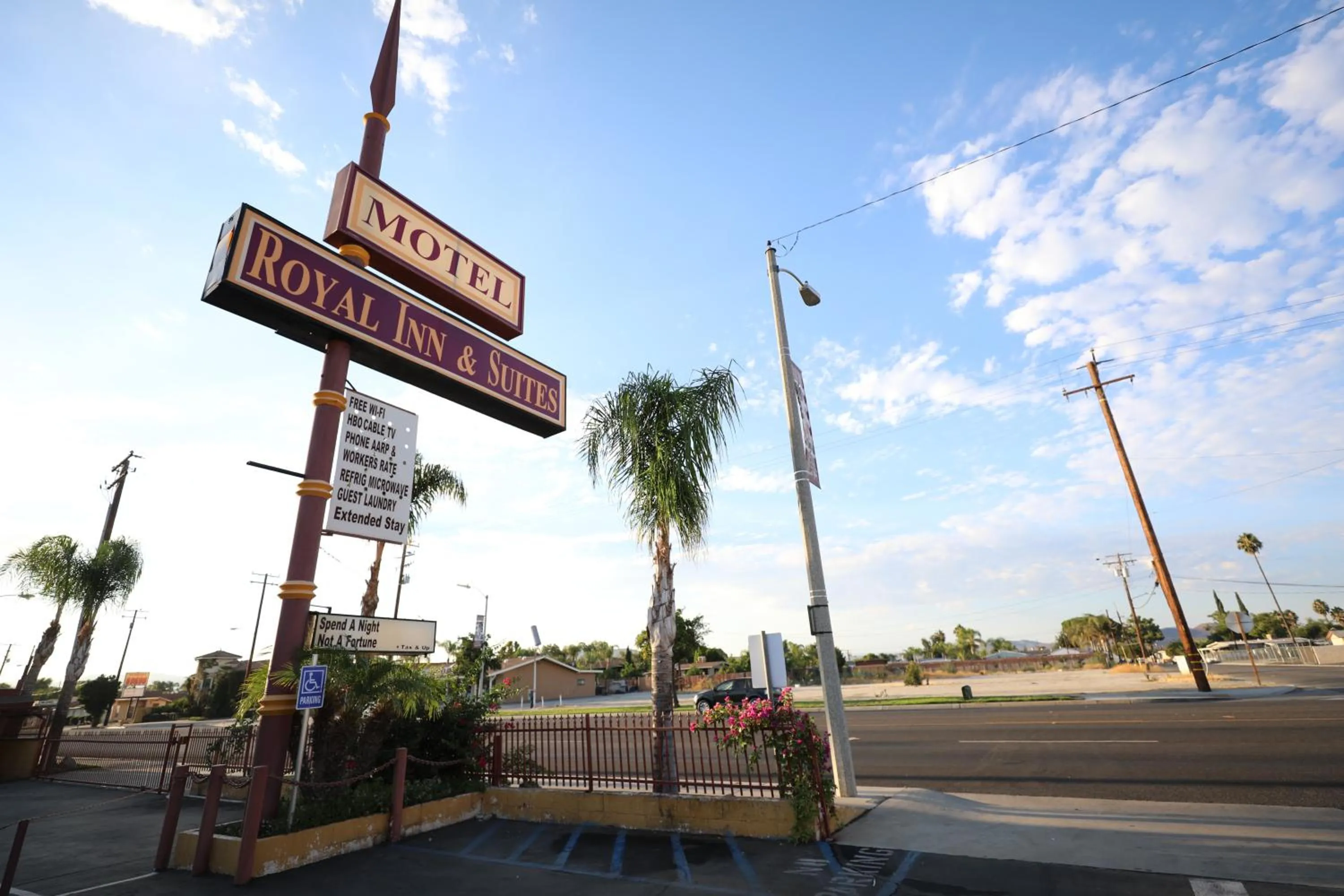 Facade/entrance in Royal Inn and Suites