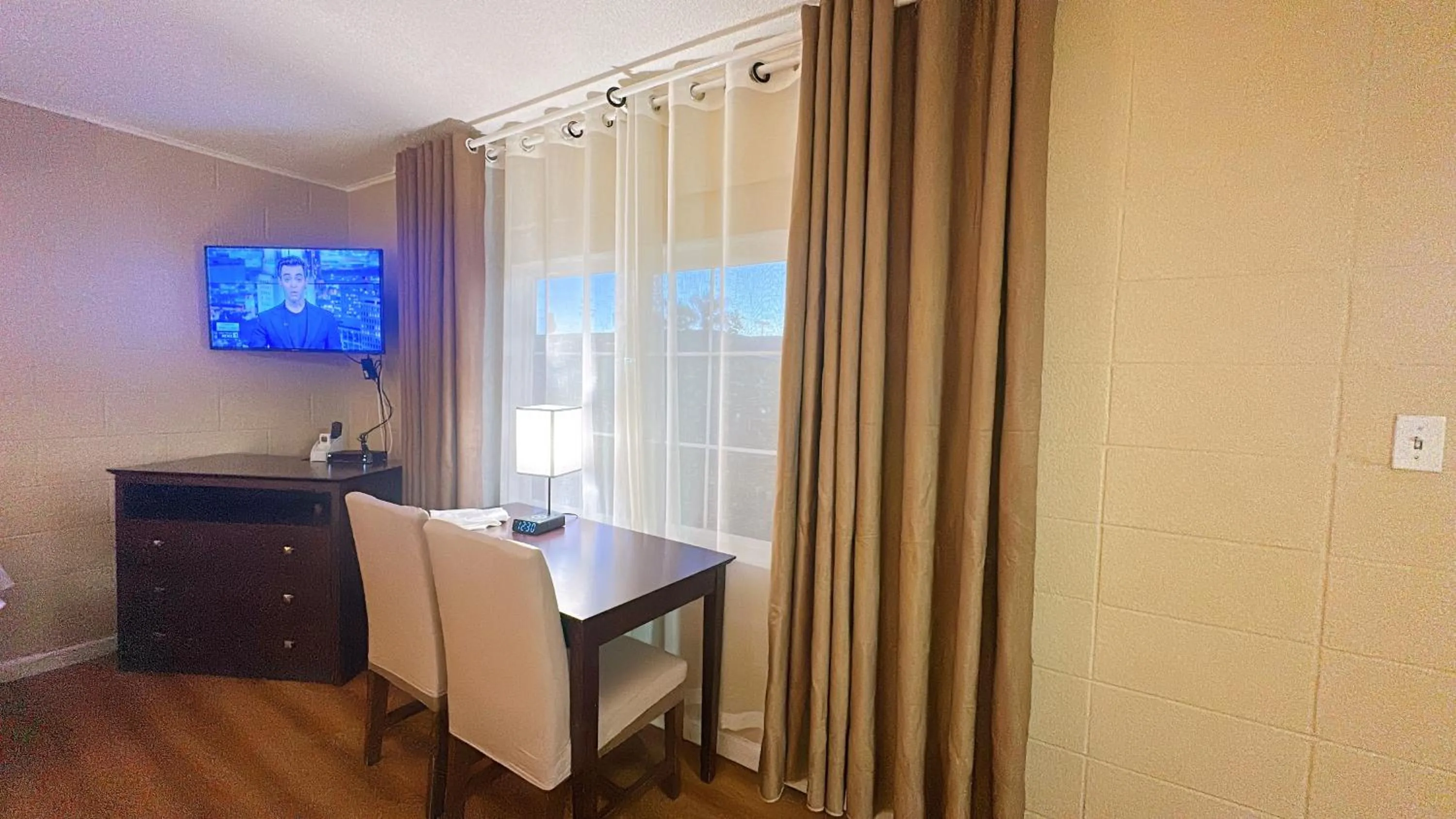 Bedroom, Bed in Royal Inn and Suites