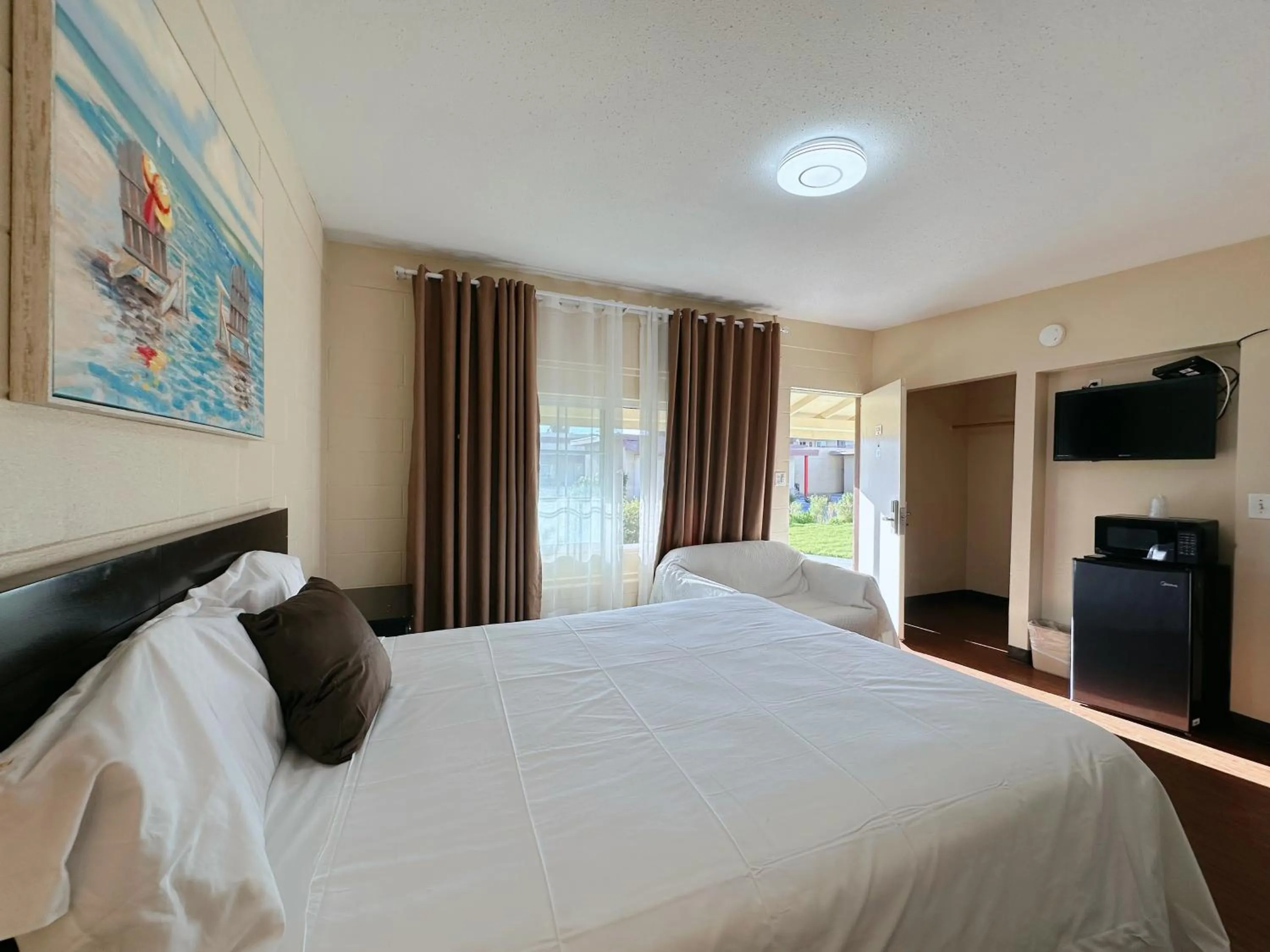 Bedroom, Bed in Royal Inn and Suites