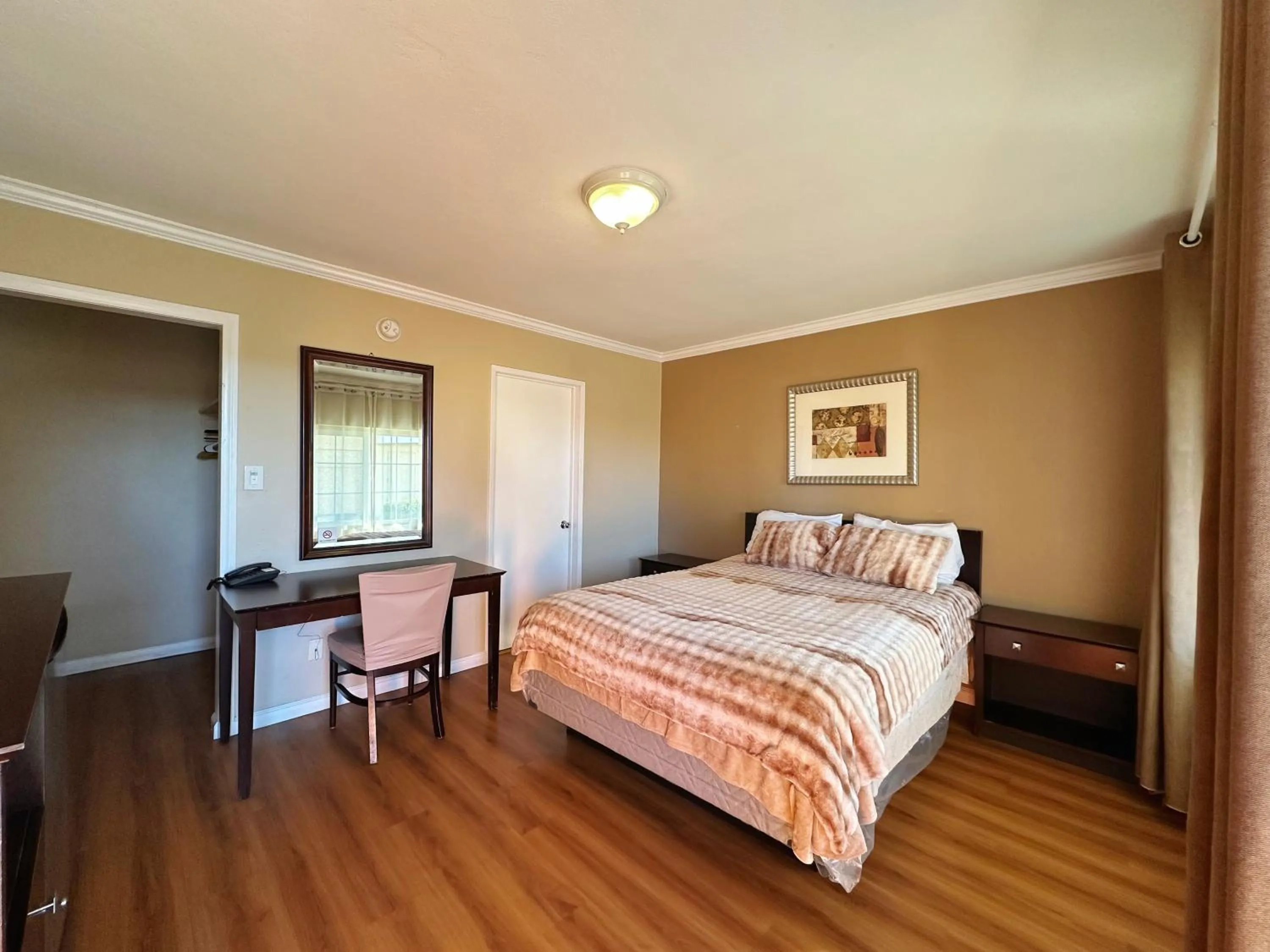 Bed in Royal Inn and Suites