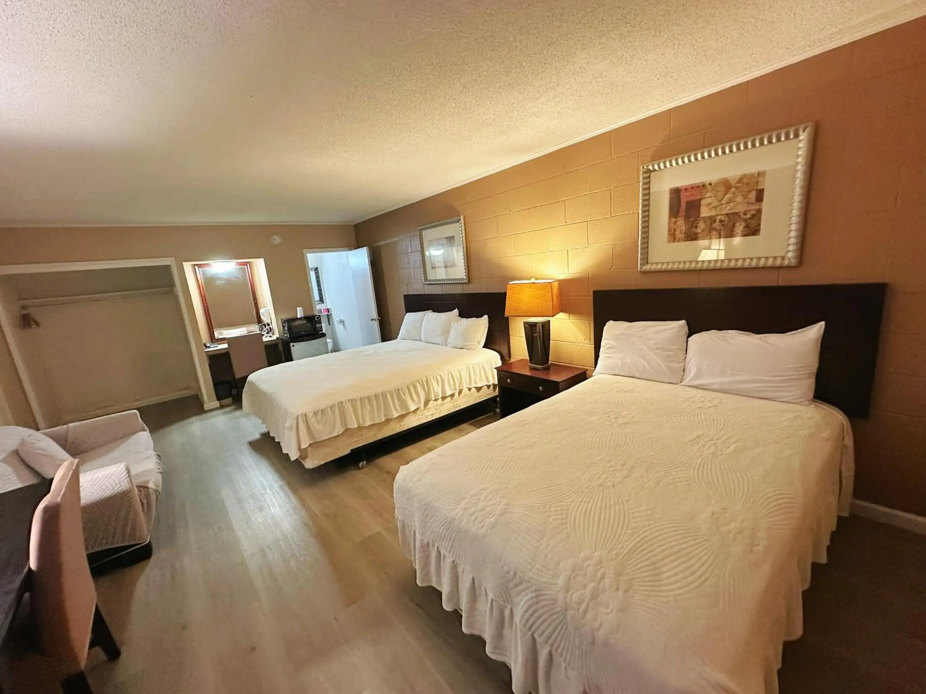 Queen Room with Two Queen Beds in Royal Inn and Suites Queen Room with Two Queen Beds in Royal Inn and Suites