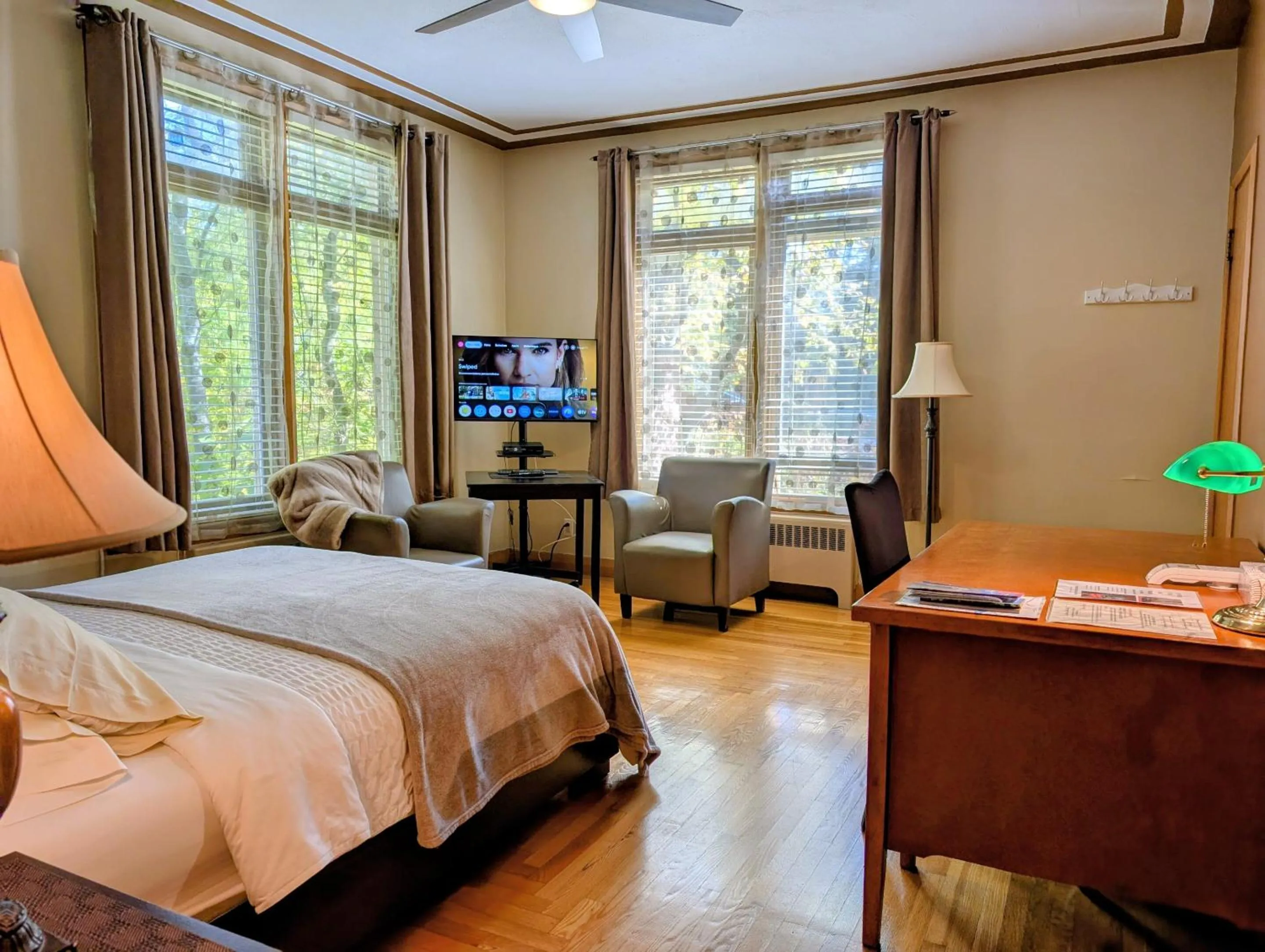 Bedroom, Bed in Chateau Murdock Gite