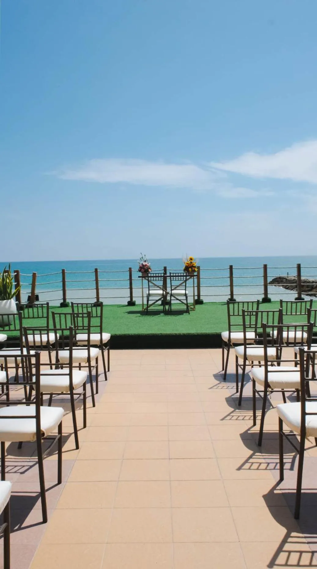 Swimming pool in MantaHost Hotel