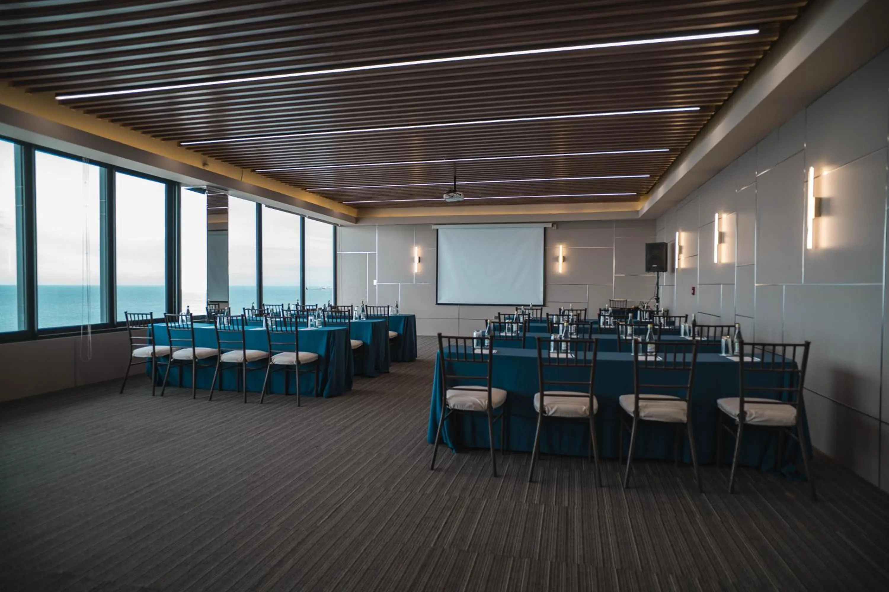 Meeting/conference room in MantaHost Hotel