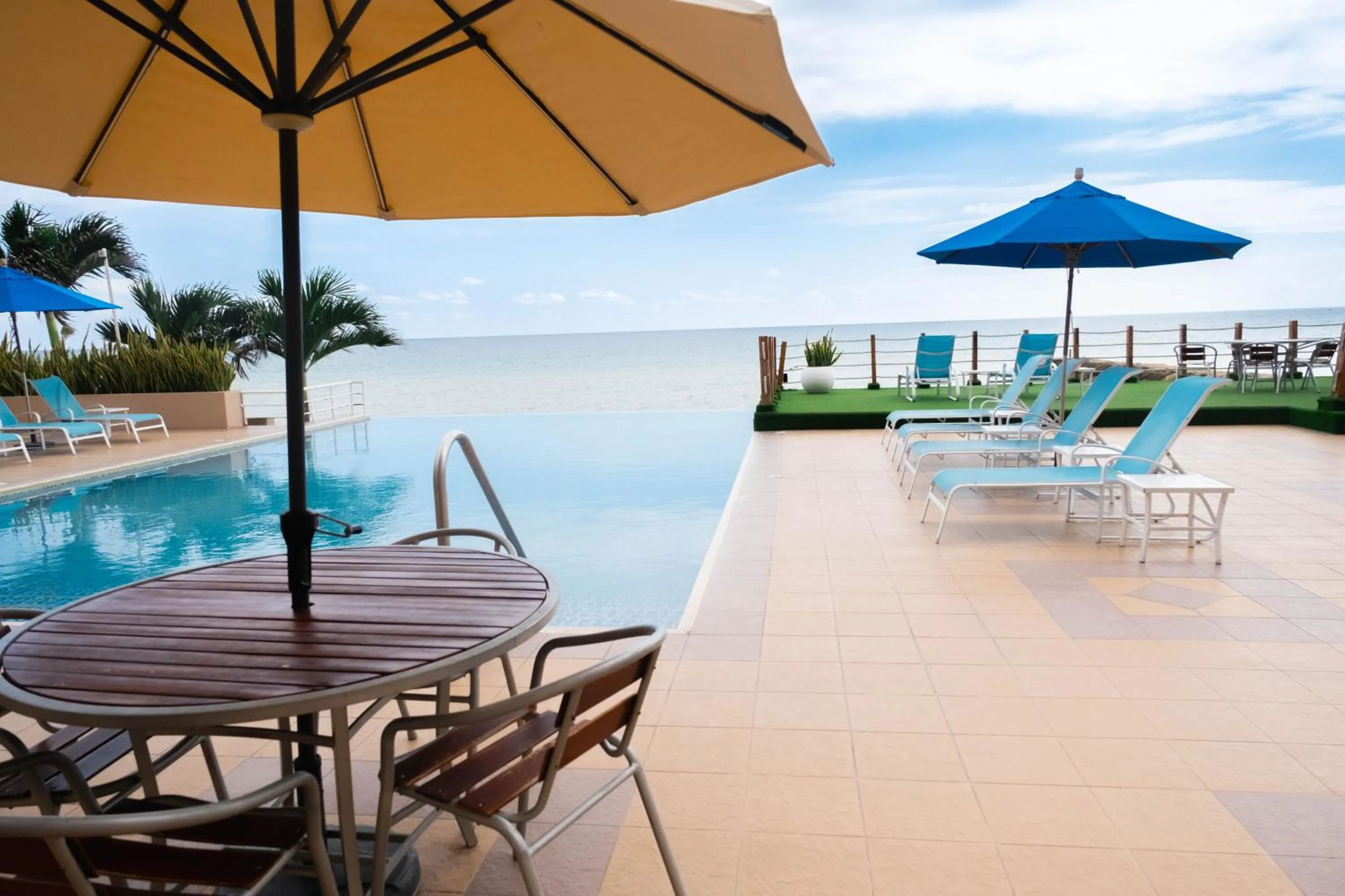 Swimming pool in MantaHost Hotel