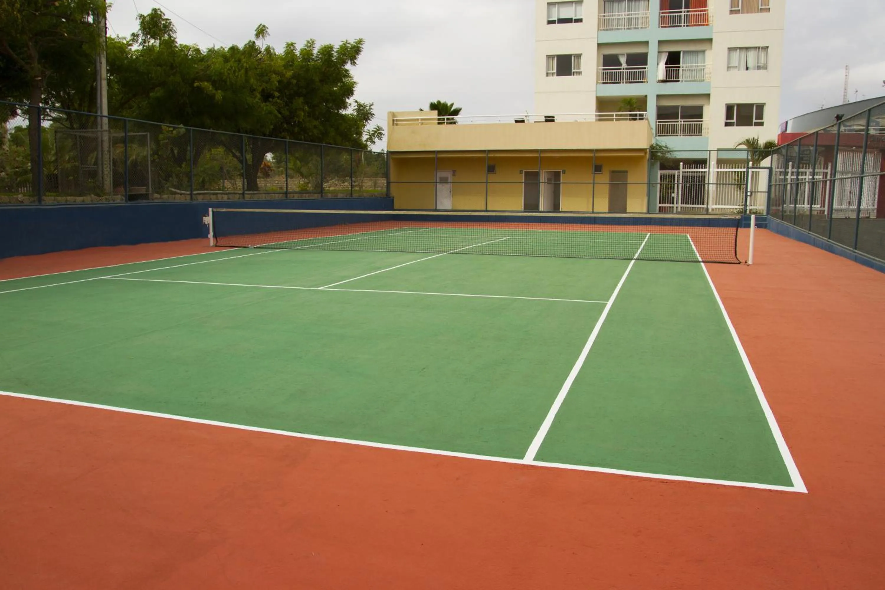 Tennis court in MantaHost Hotel