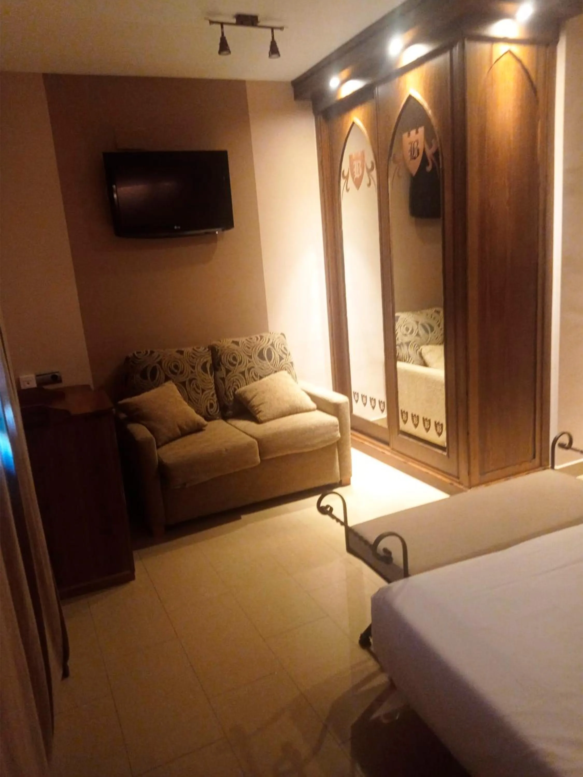 Bed, TV/Entertainment Center in Hotel La Brasa