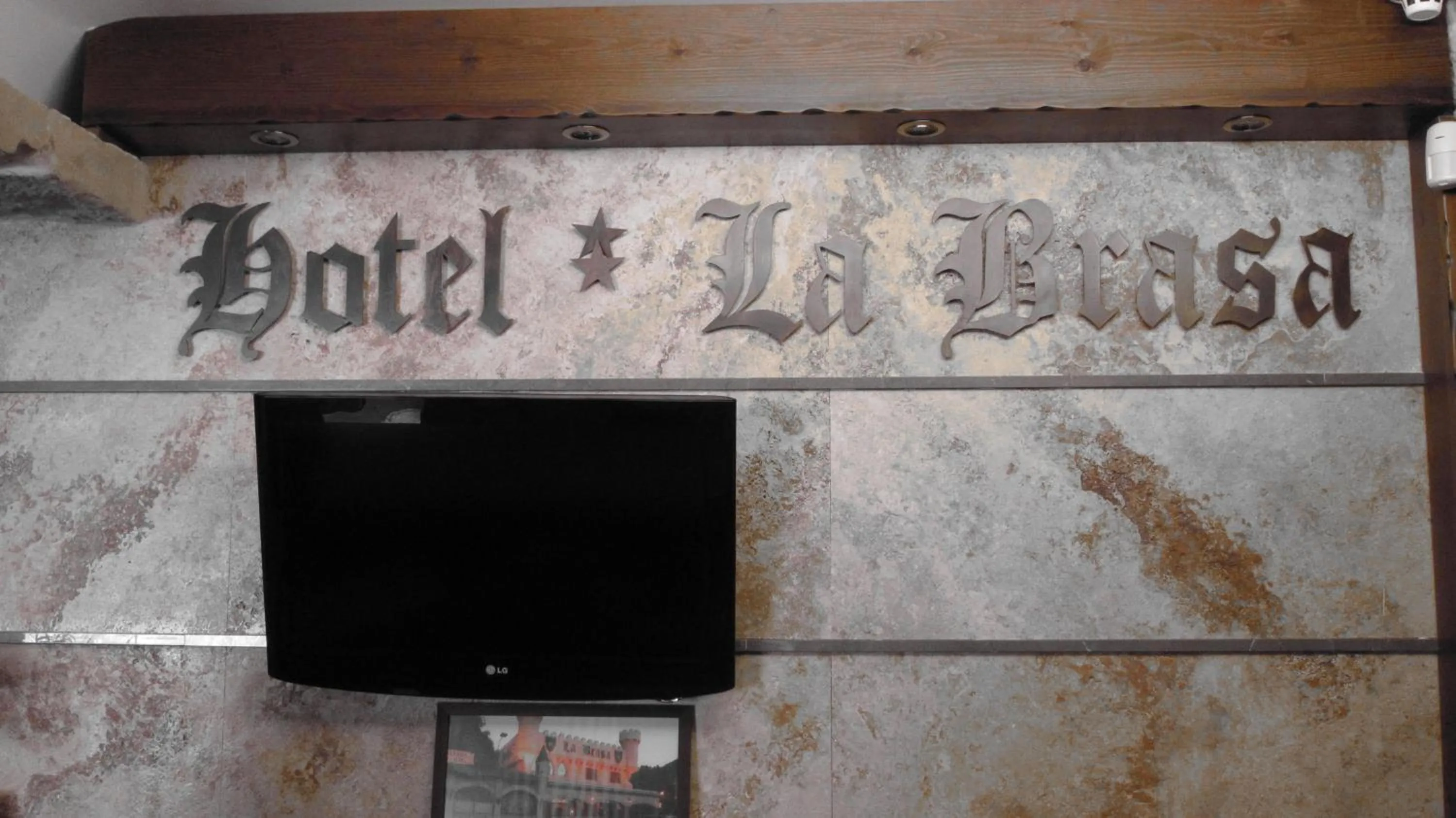 Lobby or reception, TV/Entertainment Center in Hotel La Brasa