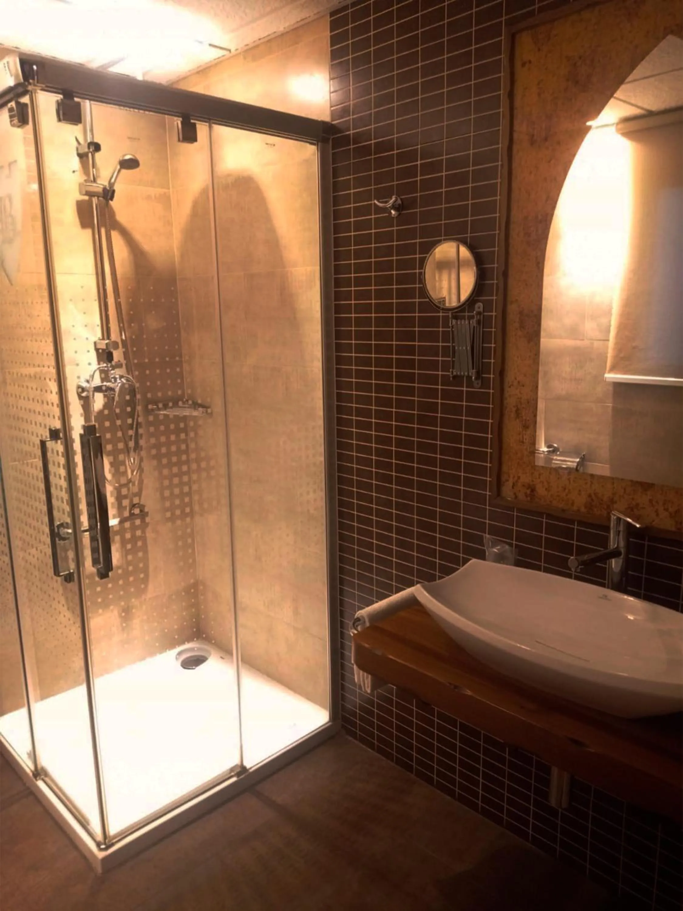 Shower, Bathroom in Hotel La Brasa