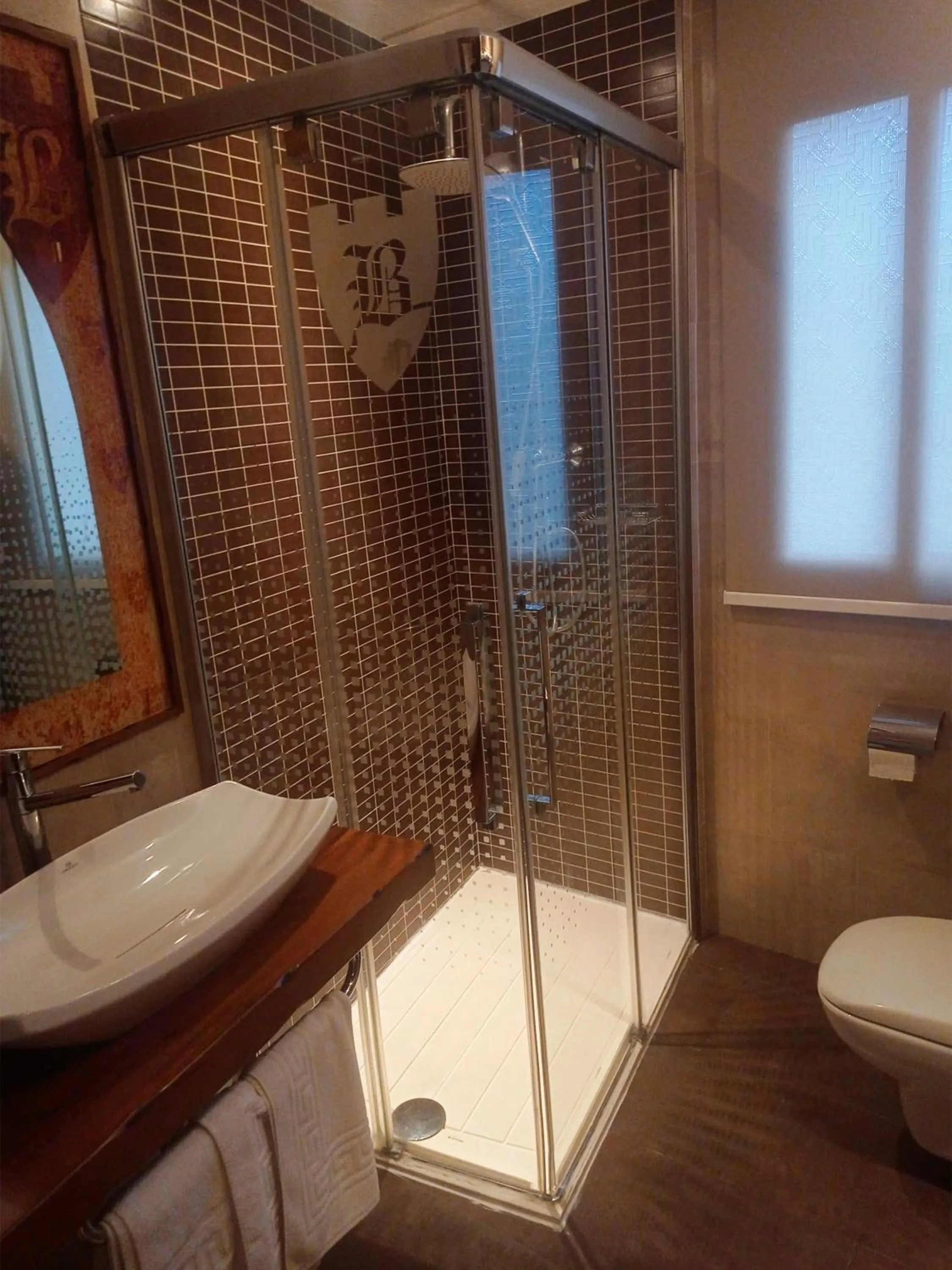 Shower, Bathroom in Hotel La Brasa