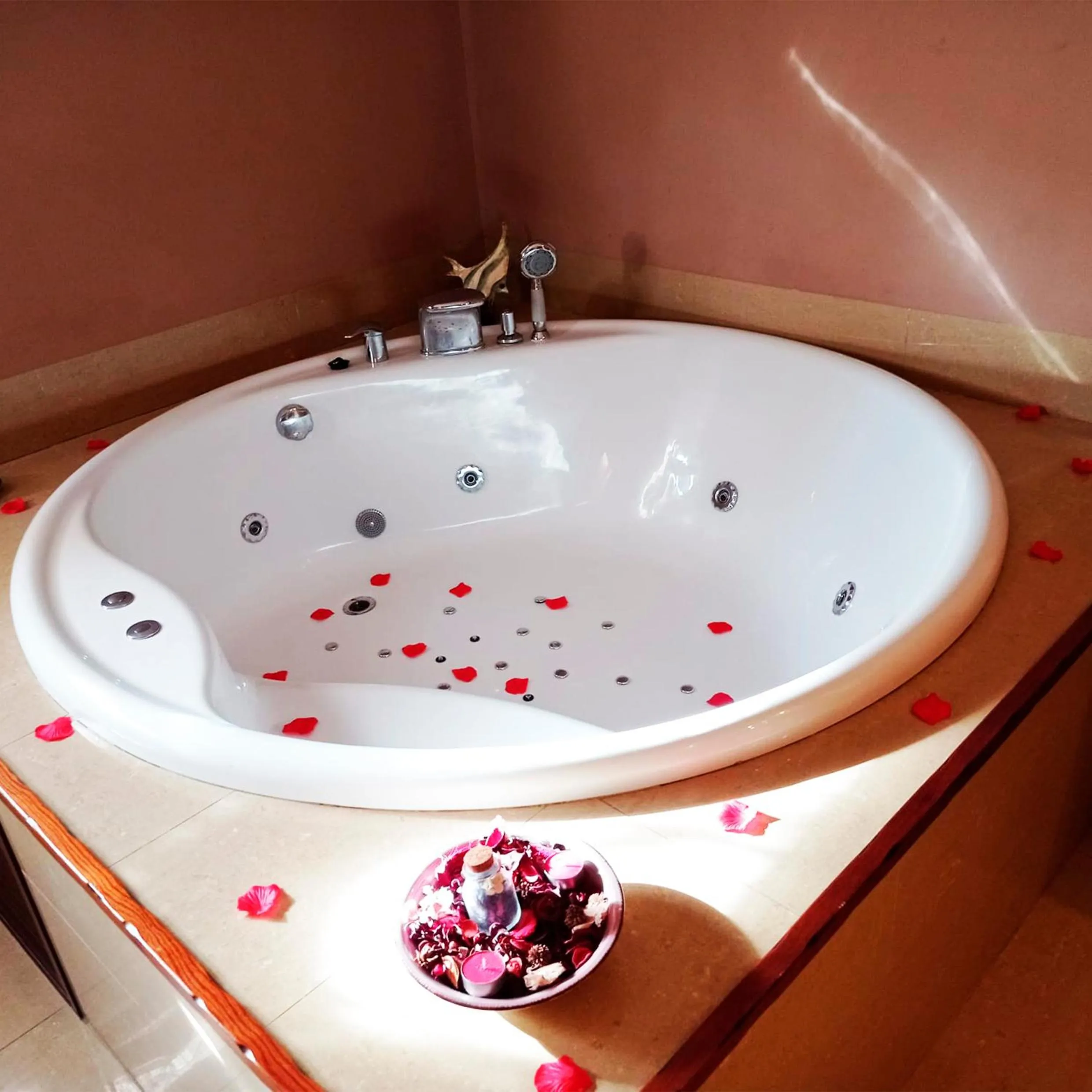 Hot Tub, Bathroom in Hotel La Brasa