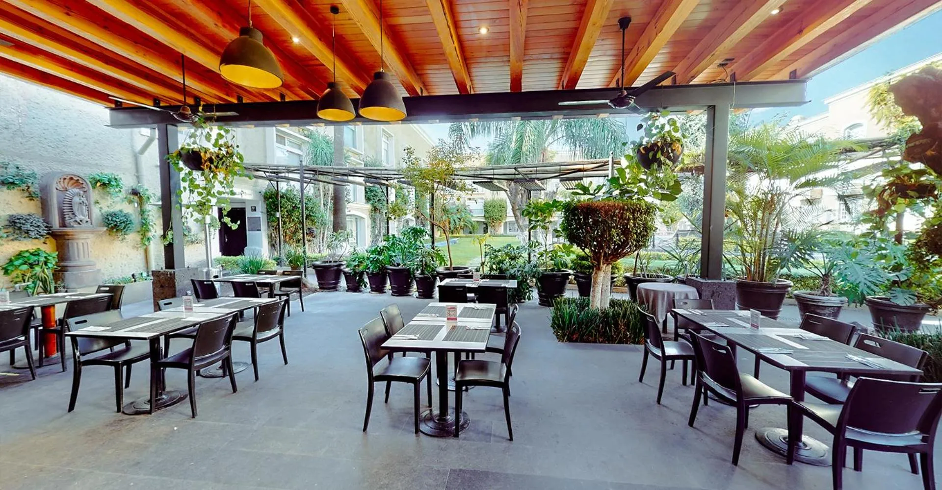 Restaurant/places to eat in Plaza Camelinas Hotel