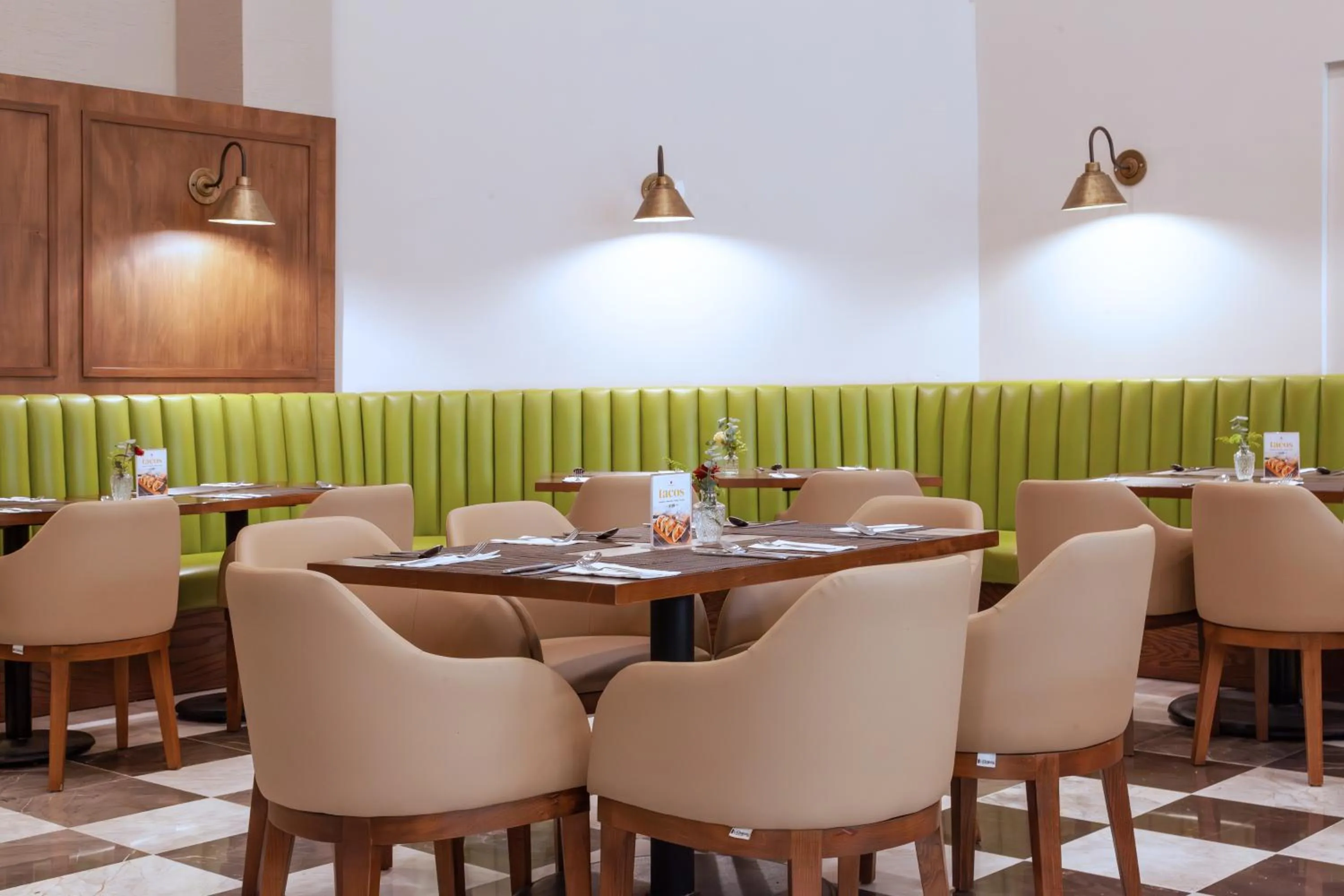 Restaurant/places to eat in Plaza Camelinas Hotel