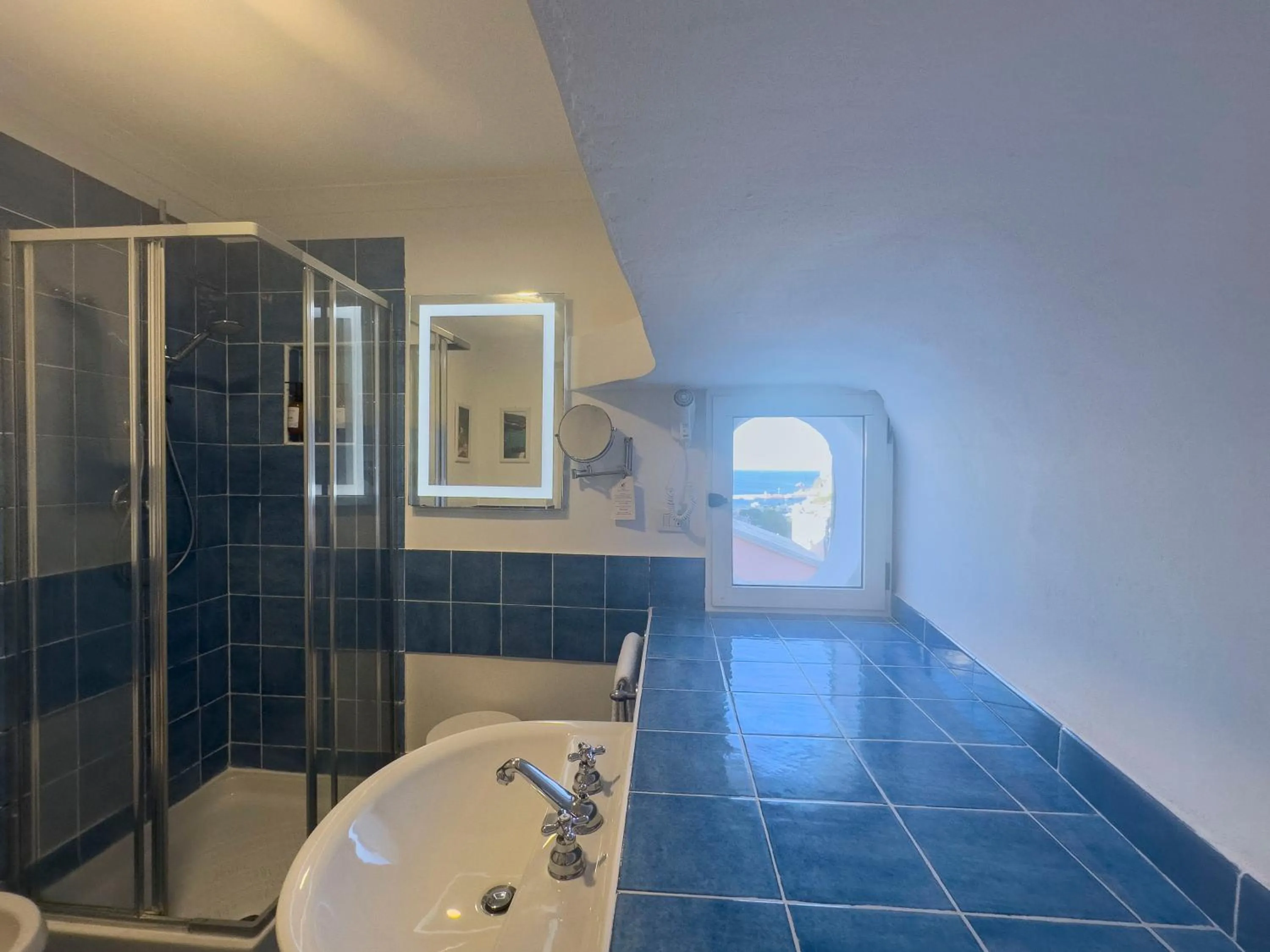 Bathroom in Hotel Chiaia Di Luna