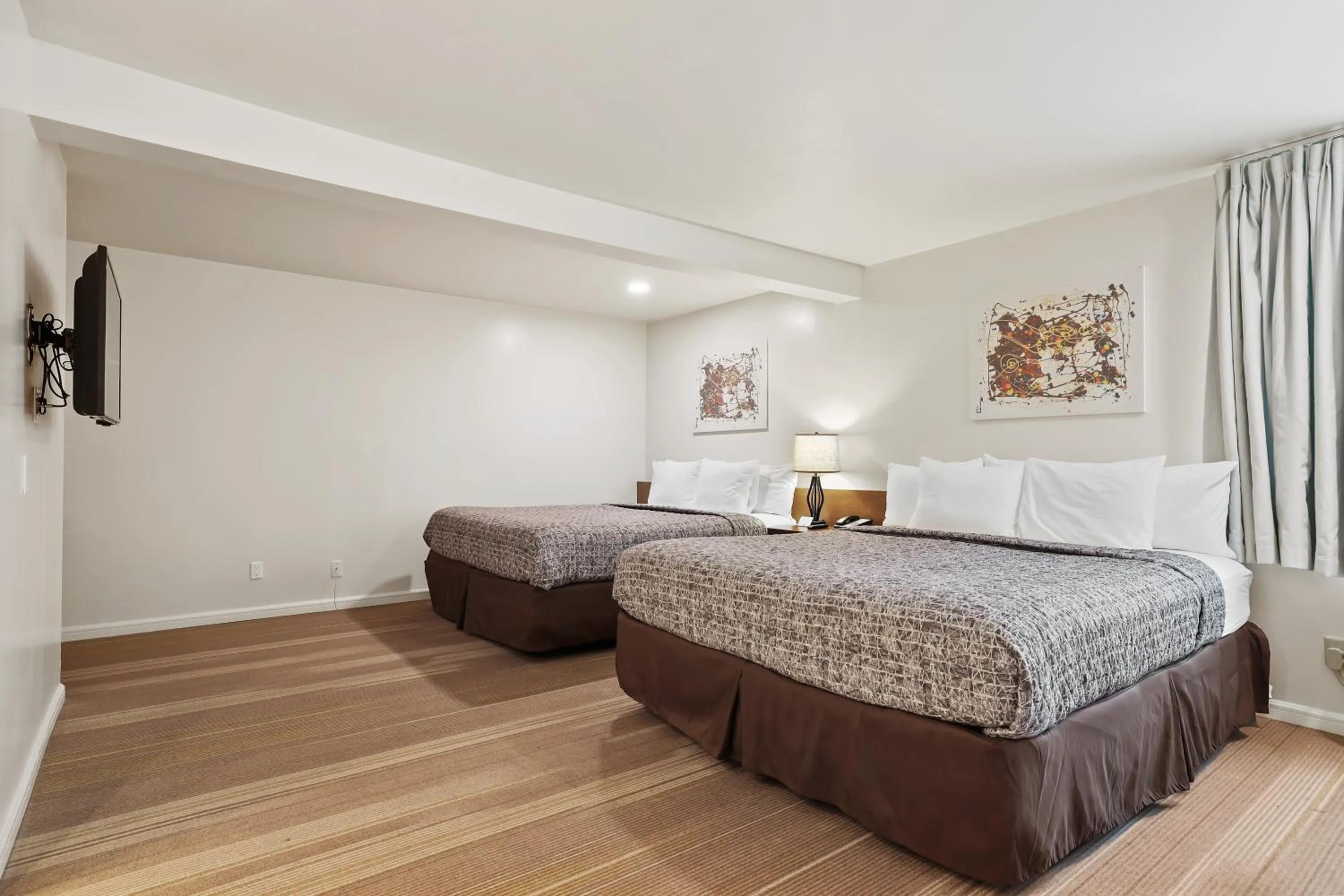 Bedroom, Bed in Brookhurst Plaza Inn