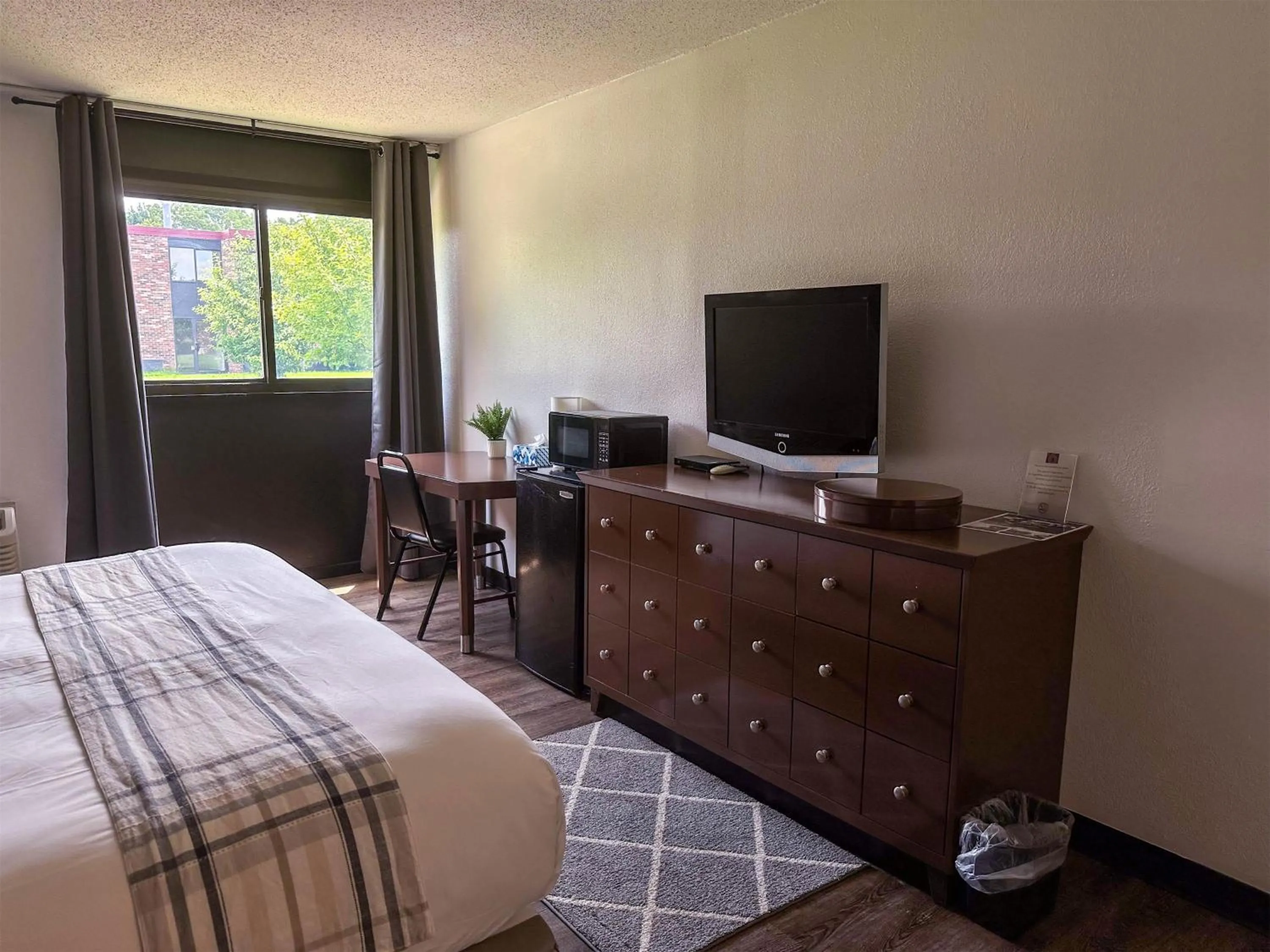 Bedroom, Bed in Motel 6 Rochester, NY - Airport