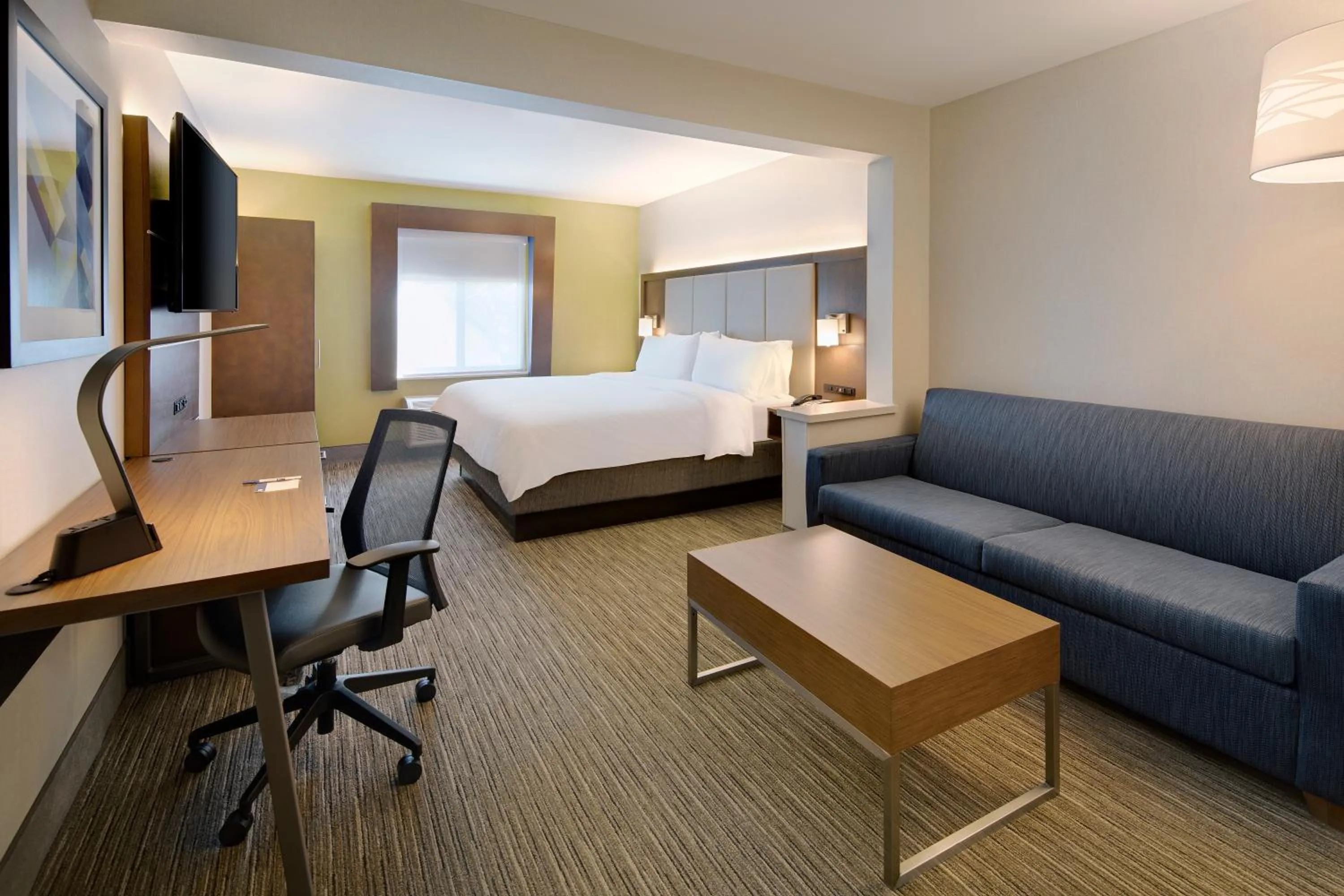 Bed in Holiday Inn Express & Suites Tilton by IHG