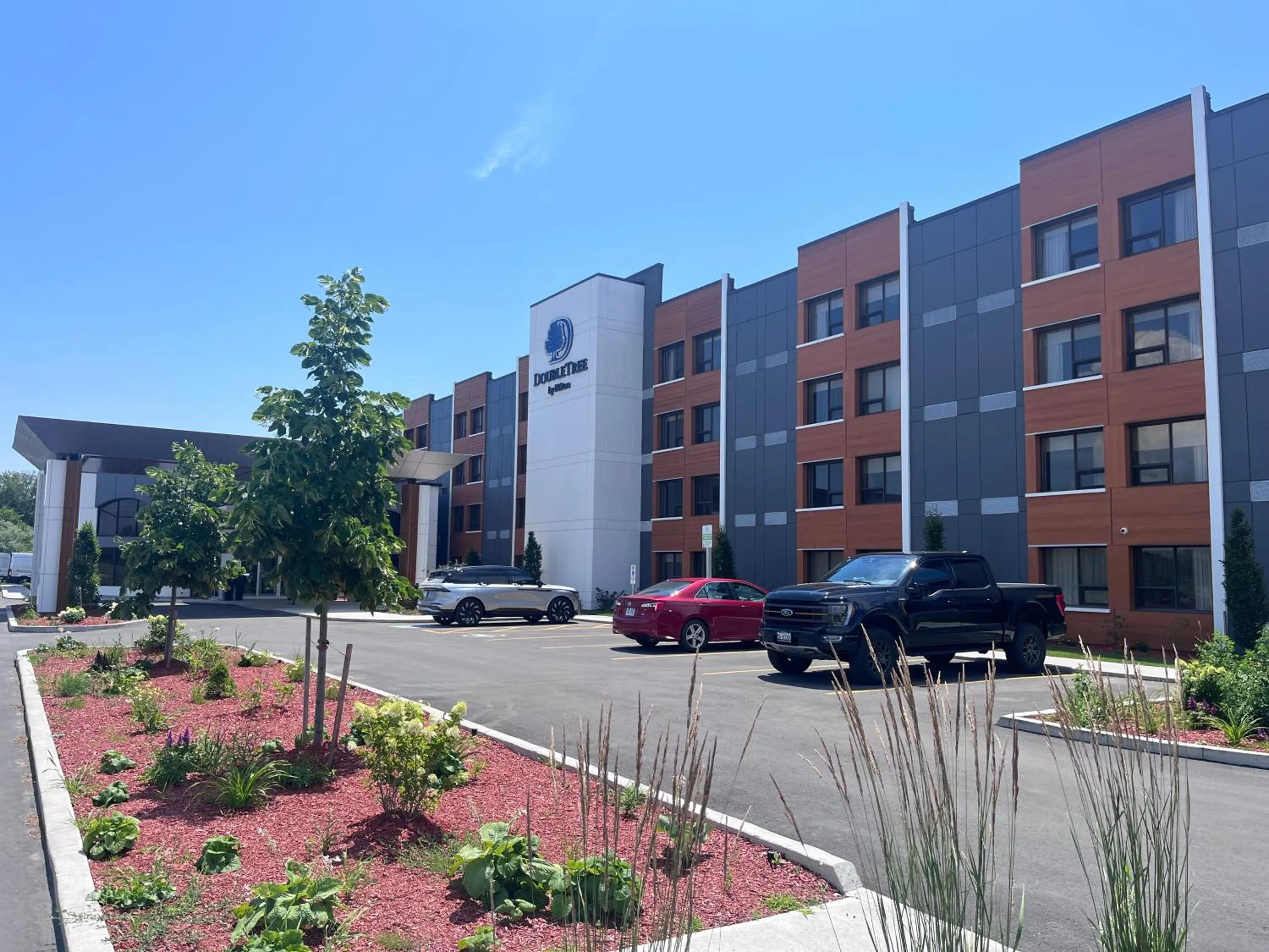 Property building in DoubleTree by Hilton Kingston - Newly Renovated