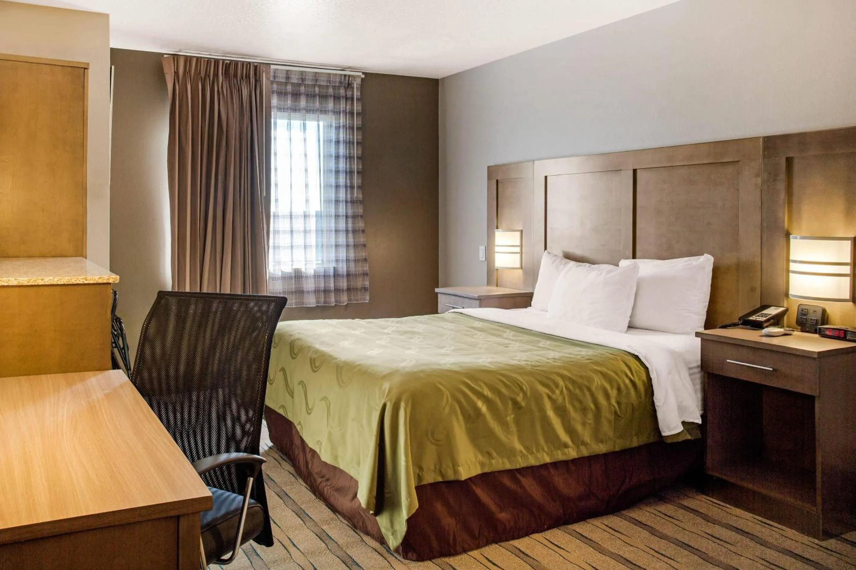 Bedroom, Bed in Quality Inn Moriarty