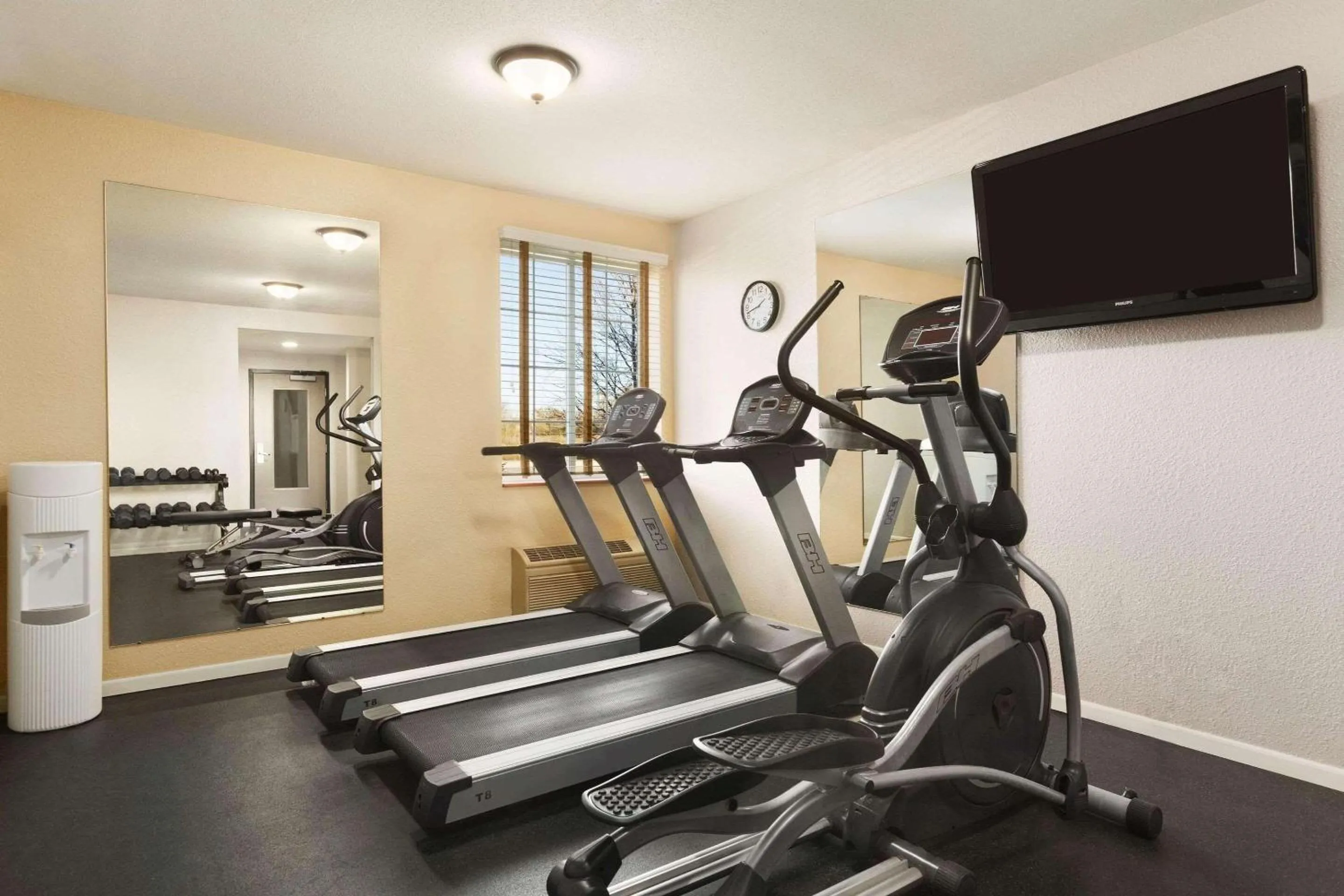 Fitness centre/facilities in Country Inn & Suites by Radisson, Eagan, MN