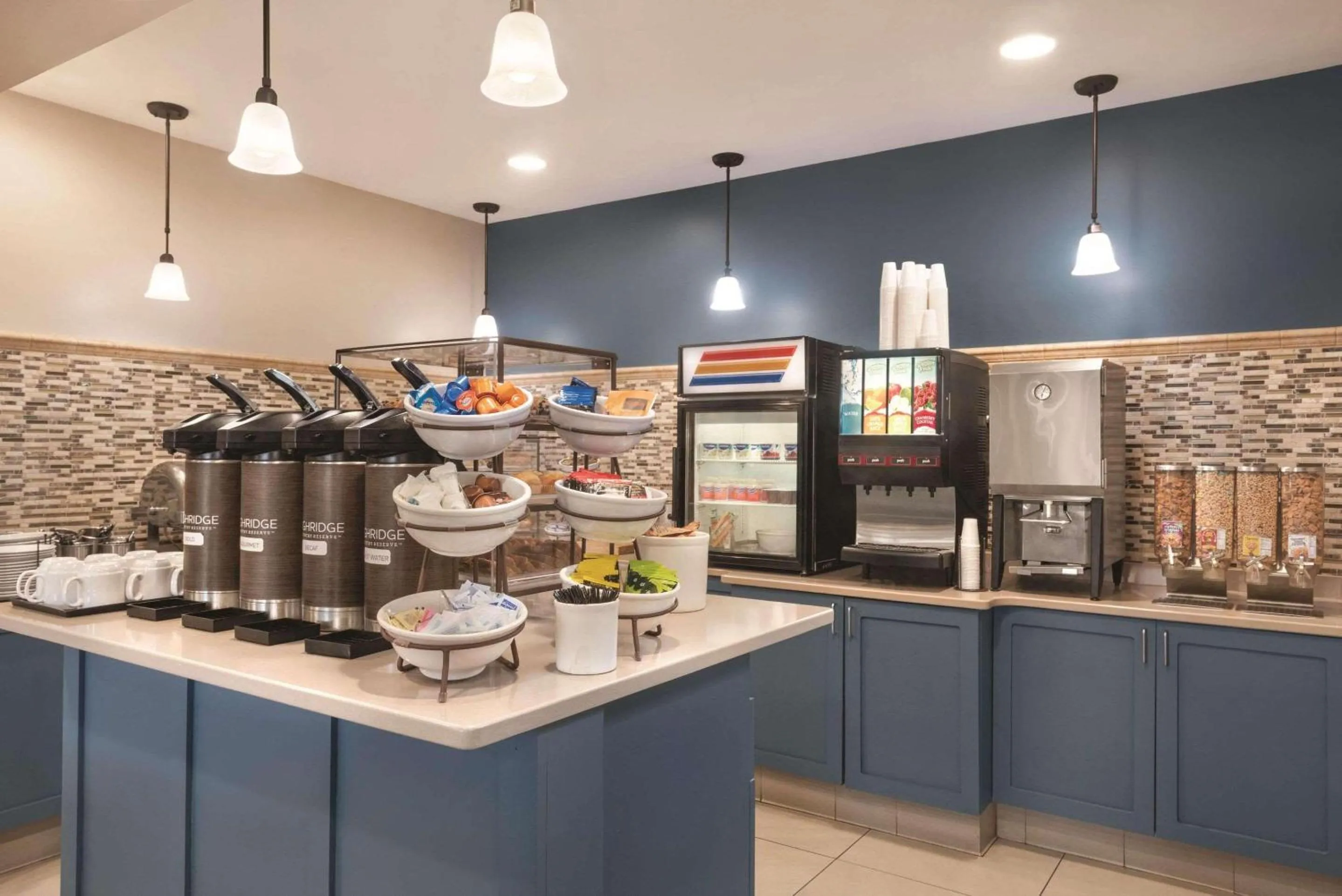 Breakfast in Country Inn & Suites by Radisson, Eagan, MN